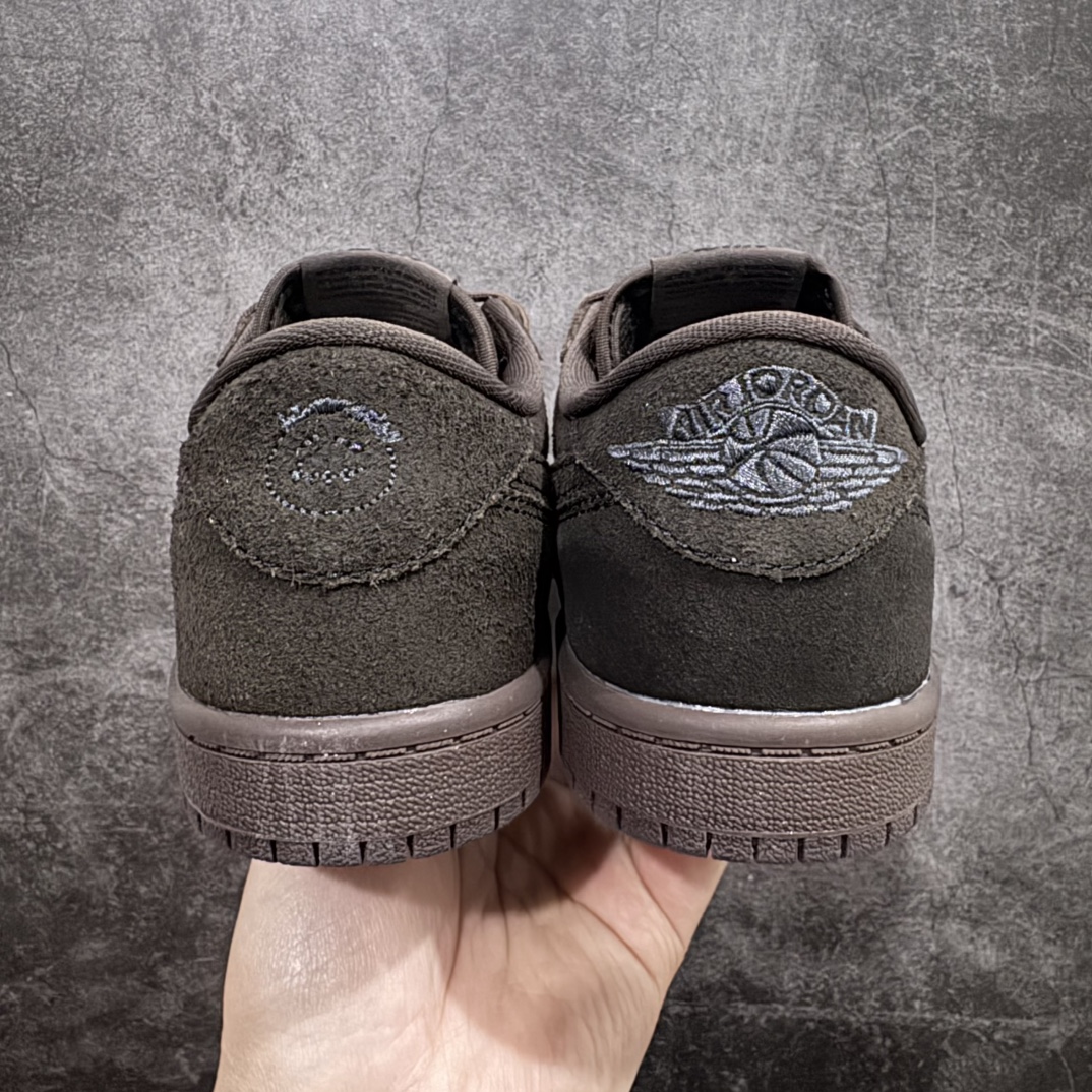 图片[4]-【TK至尊版】Travis Scott x Air Jordan AJ1 Low OG TS联名棕色倒钩低帮中童童鞋 DO5442-202n重新定义童鞋市场 市场第一款原装童鞋 上脚必是全班最靓的仔 原纸板数据开发 原厂配置 市面唯一原装批次区别市面 原厂大底磨具真实半码 同步原厂十三个尺码段 原厂Prime Asia：贝利进口皮料加持 原盒原配 原厂拉帮工艺 针距密度一致 后跟弧度收口自然不对折 极致一眼正品既视感 进口电脑针车工艺 鞋面清洁度最高QC检验标准 控制溢胶 广东原厂电绣工艺 鞋标鞋盒 防尘纸 均采36购来自原厂  尺码：27.5 28 28.5 29.5 30 31 31.5 32 33 33.5 34 35 编码：ZGM280310-莆田鞋批发中心