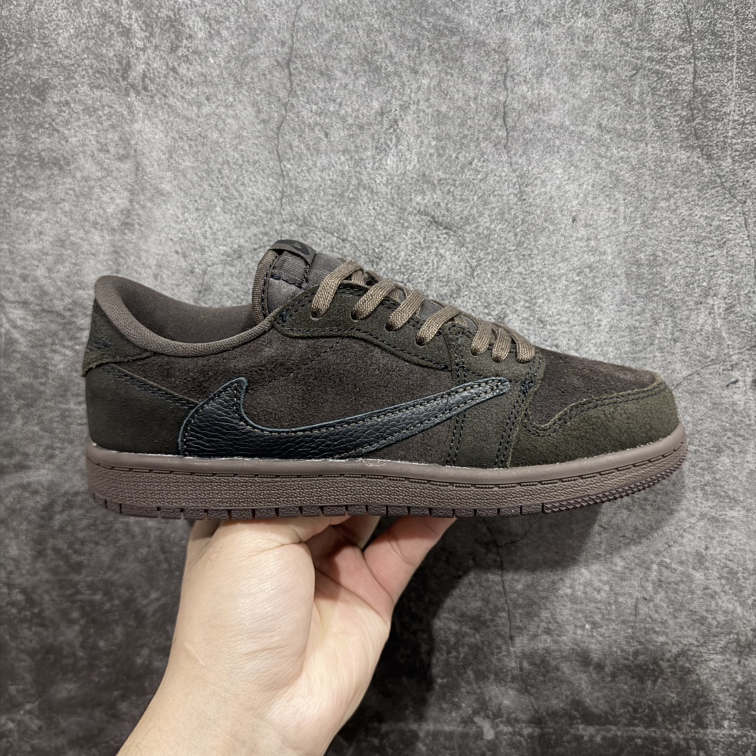 【TK至尊版】Travis Scott x Air Jordan AJ1 Low OG TS联名棕色倒钩低帮中童童鞋 DO5442-202n重新定义童鞋市场 市场第一款原装童鞋 上脚必是全班最靓的仔 原纸板数据开发 原厂配置 市面唯一原装批次区别市面 原厂大底磨具真实半码 同步原厂十三个尺码段 原厂Prime Asia：贝利进口皮料加持 原盒原配 原厂拉帮工艺 针距密度一致 后跟弧度收口自然不对折 极致一眼正品既视感 进口电脑针车工艺 鞋面清洁度最高QC检验标准 控制溢胶 广东原厂电绣工艺 鞋标鞋盒 防尘纸 均采36购来自原厂  尺码：27.5 28 28.5 29.5 30 31 31.5 32 33 33.5 34 35 编码：ZGM280310-莆田鞋批发中心