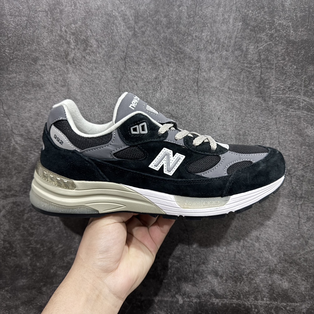 【K版纯原】New Balance 新百伦NB992总统复古慢跑鞋 M992BKnn全新升级 材料清洁度提升一个档次完美版型 区别是市场通货💪🏻n整双鞋在构色上使用多种不同饱和度的色彩拼接设计 再搭配上白色中底 丰富全鞋色彩层次材质方面 设计师在不同色彩区域 同样采用拼接方式将翻毛皮、麂皮、网眼等面料相结合 营造出高规格的质感的同时 也带来多层次视觉体验 细节方面 首先映入眼帘的便是鞋舌上醒目的 New Balance 992 标识 彰显鞋型款式 其次 在双脚外侧还再度出现 N 字 Logo 以及 992 型号 对其品牌身份以及型号加以强调  尺码：36 37 37.5 38 38.5 39 40 40.5 41.5 42 42.5 43 44 44.5 45 编码：HXS270300-莆田鞋批发中心