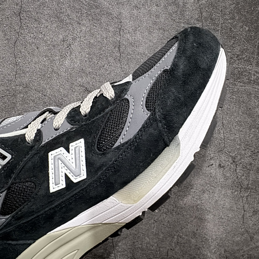 图片[6]-【K版纯原】New Balance 新百伦NB992总统复古慢跑鞋 M992BKnn全新升级 材料清洁度提升一个档次完美版型 区别是市场通货💪🏻n整双鞋在构色上使用多种不同饱和度的色彩拼接设计 再搭配上白色中底 丰富全鞋色彩层次材质方面 设计师在不同色彩区域 同样采用拼接方式将翻毛皮、麂皮、网眼等面料相结合 营造出高规格的质感的同时 也带来多层次视觉体验 细节方面 首先映入眼帘的便是鞋舌上醒目的 New Balance 992 标识 彰显鞋型款式 其次 在双脚外侧还再度出现 N 字 Logo 以及 992 型号 对其品牌身份以及型号加以强调  尺码：36 37 37.5 38 38.5 39 40 40.5 41.5 42 42.5 43 44 44.5 45 编码：HXS270300-莆田鞋批发中心