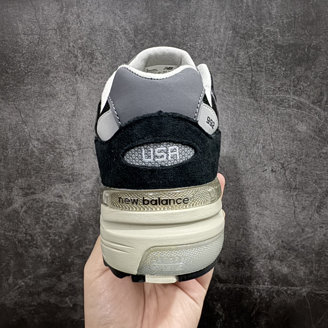 图片[4]-【K版纯原】New Balance 新百伦NB992总统复古慢跑鞋 M992BKnn全新升级 材料清洁度提升一个档次完美版型 区别是市场通货💪🏻n整双鞋在构色上使用多种不同饱和度的色彩拼接设计 再搭配上白色中底 丰富全鞋色彩层次材质方面 设计师在不同色彩区域 同样采用拼接方式将翻毛皮、麂皮、网眼等面料相结合 营造出高规格的质感的同时 也带来多层次视觉体验 细节方面 首先映入眼帘的便是鞋舌上醒目的 New Balance 992 标识 彰显鞋型款式 其次 在双脚外侧还再度出现 N 字 Logo 以及 992 型号 对其品牌身份以及型号加以强调  尺码：36 37 37.5 38 38.5 39 40 40.5 41.5 42 42.5 43 44 44.5 45 编码：HXS270300-莆田鞋批发中心