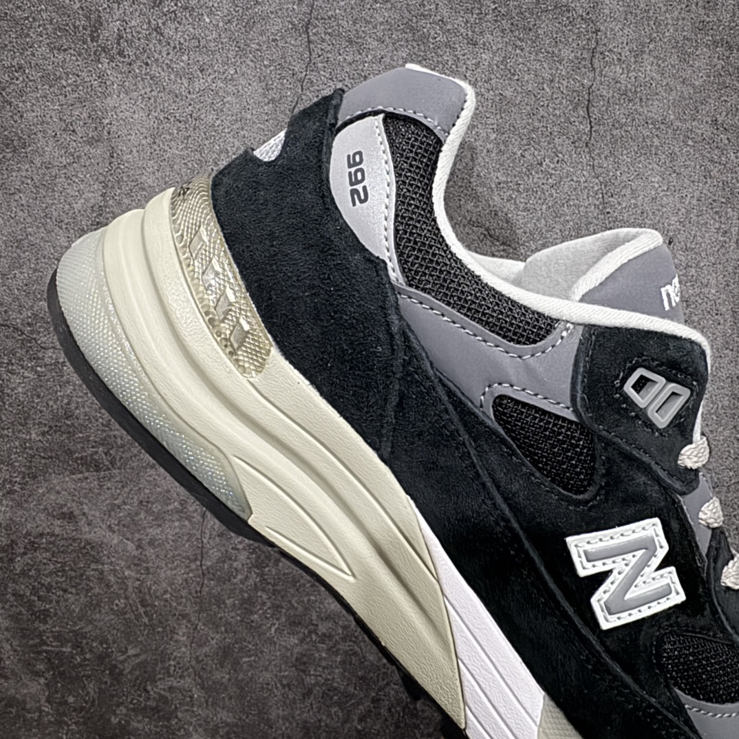 图片[7]-【K版纯原】New Balance 新百伦NB992总统复古慢跑鞋 M992BKnn全新升级 材料清洁度提升一个档次完美版型 区别是市场通货💪🏻n整双鞋在构色上使用多种不同饱和度的色彩拼接设计 再搭配上白色中底 丰富全鞋色彩层次材质方面 设计师在不同色彩区域 同样采用拼接方式将翻毛皮、麂皮、网眼等面料相结合 营造出高规格的质感的同时 也带来多层次视觉体验 细节方面 首先映入眼帘的便是鞋舌上醒目的 New Balance 992 标识 彰显鞋型款式 其次 在双脚外侧还再度出现 N 字 Logo 以及 992 型号 对其品牌身份以及型号加以强调  尺码：36 37 37.5 38 38.5 39 40 40.5 41.5 42 42.5 43 44 44.5 45 编码：HXS270300-莆田鞋批发中心