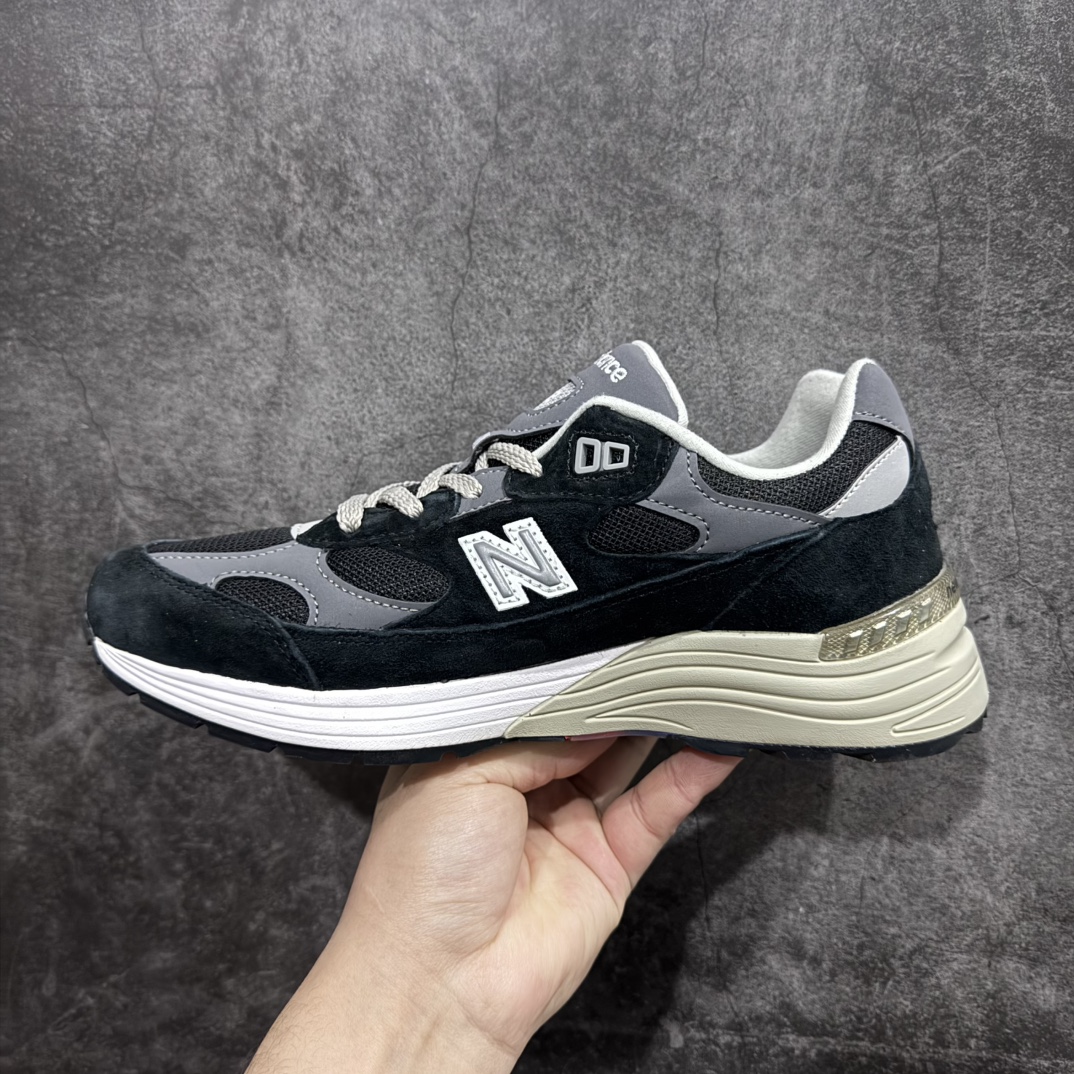 图片[2]-【K版纯原】New Balance 新百伦NB992总统复古慢跑鞋 M992BKnn全新升级 材料清洁度提升一个档次完美版型 区别是市场通货💪🏻n整双鞋在构色上使用多种不同饱和度的色彩拼接设计 再搭配上白色中底 丰富全鞋色彩层次材质方面 设计师在不同色彩区域 同样采用拼接方式将翻毛皮、麂皮、网眼等面料相结合 营造出高规格的质感的同时 也带来多层次视觉体验 细节方面 首先映入眼帘的便是鞋舌上醒目的 New Balance 992 标识 彰显鞋型款式 其次 在双脚外侧还再度出现 N 字 Logo 以及 992 型号 对其品牌身份以及型号加以强调  尺码：36 37 37.5 38 38.5 39 40 40.5 41.5 42 42.5 43 44 44.5 45 编码：HXS270300-莆田鞋批发中心