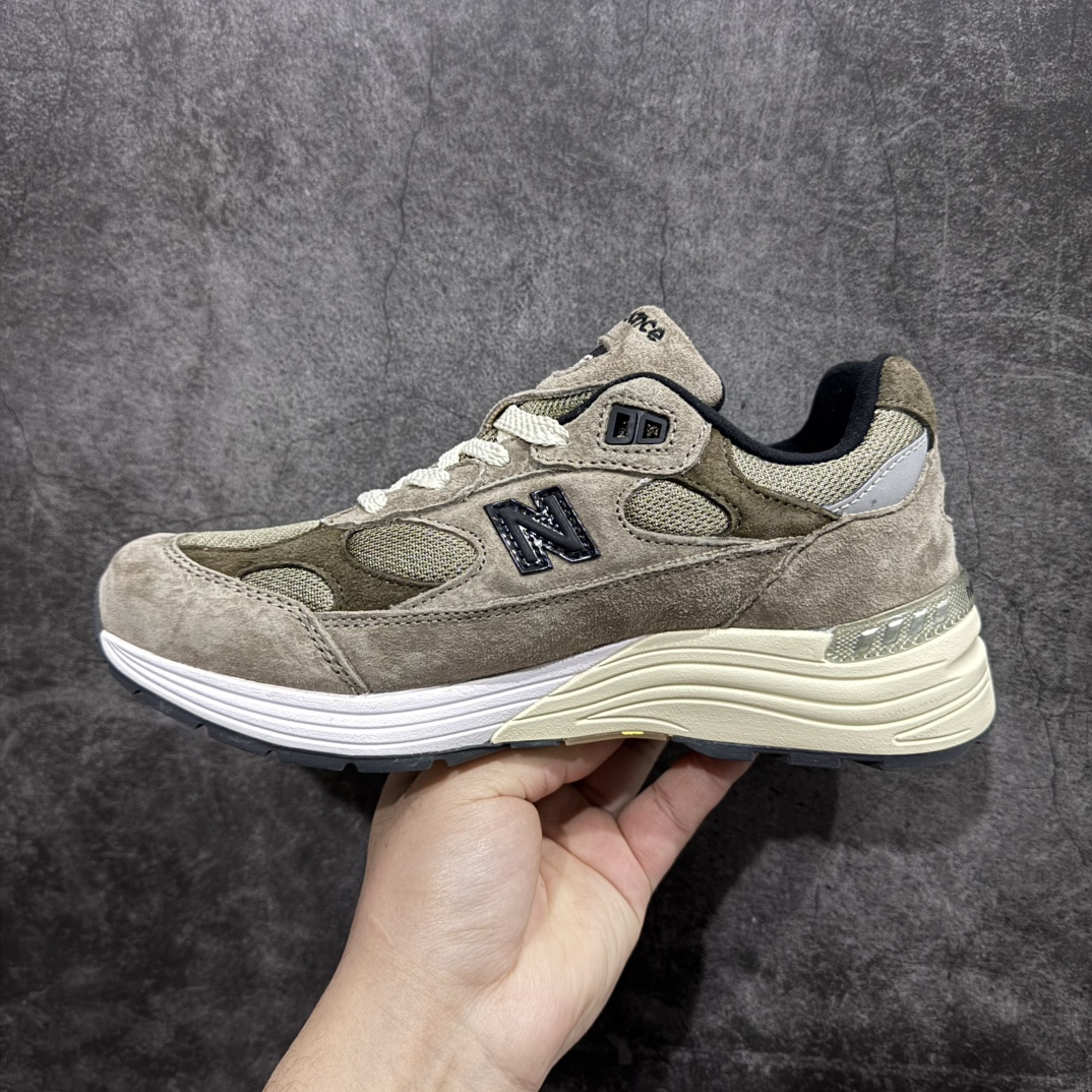 图片[2]-【K版纯原】New Balance 新百伦NB992总统复古慢跑鞋 W992J2nn全新升级 材料清洁度提升一个档次完美版型 区别是市场通货💪🏻n整双鞋在构色上使用多种不同饱和度的色彩拼接设计 再搭配上白色中底 丰富全鞋色彩层次材质方面 设计师在不同色彩区域 同样采用拼接方式将翻毛皮、麂皮、网眼等面料相结合 营造出高规格的质感的同时 也带来多层次视觉体验 细节方面 首先映入眼帘的便是鞋舌上醒目的 New Balance 992 标识 彰显鞋型款式 其次 在双脚外侧还再度出现 N 字 Logo 以及 992 型号 对其品牌身份以及型号加以强调  尺码：36 37 37.5 38 38.5 39 40 40.5 41.5 42 42.5 43 44 44.5 45 编码：HXS270300-莆田鞋批发中心