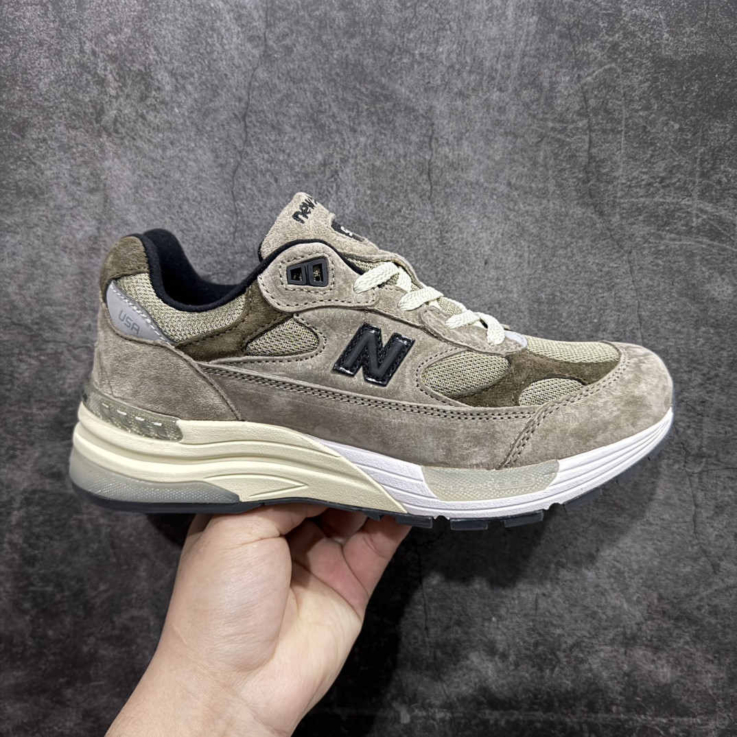 【K版纯原】New Balance 新百伦NB992总统复古慢跑鞋 W992J2nn全新升级 材料清洁度提升一个档次完美版型 区别是市场通货💪🏻n整双鞋在构色上使用多种不同饱和度的色彩拼接设计 再搭配上白色中底 丰富全鞋色彩层次材质方面 设计师在不同色彩区域 同样采用拼接方式将翻毛皮、麂皮、网眼等面料相结合 营造出高规格的质感的同时 也带来多层次视觉体验 细节方面 首先映入眼帘的便是鞋舌上醒目的 New Balance 992 标识 彰显鞋型款式 其次 在双脚外侧还再度出现 N 字 Logo 以及 992 型号 对其品牌身份以及型号加以强调  尺码：36 37 37.5 38 38.5 39 40 40.5 41.5 42 42.5 43 44 44.5 45 编码：HXS270300-莆田鞋批发中心