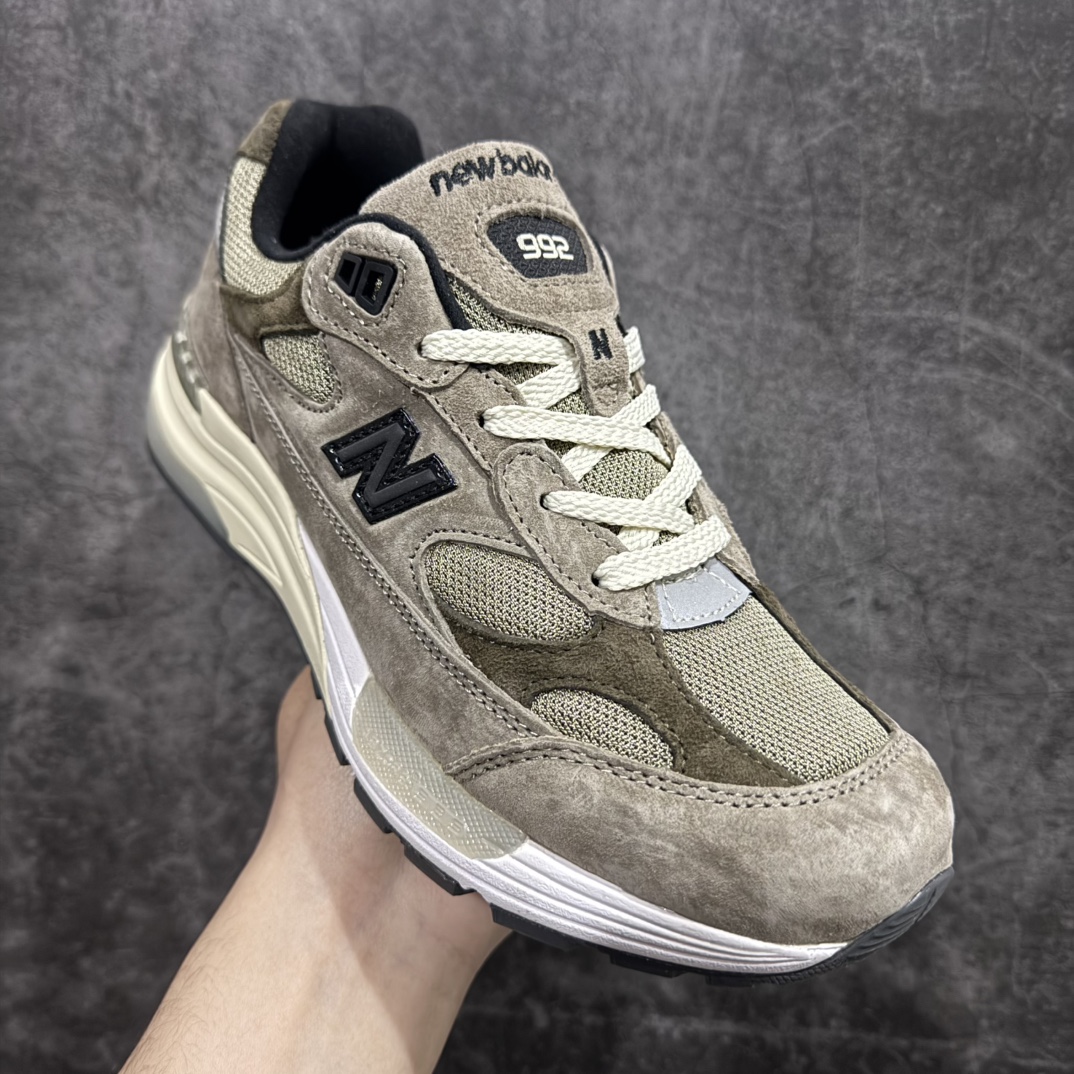 图片[3]-【K版纯原】New Balance 新百伦NB992总统复古慢跑鞋 W992J2nn全新升级 材料清洁度提升一个档次完美版型 区别是市场通货💪🏻n整双鞋在构色上使用多种不同饱和度的色彩拼接设计 再搭配上白色中底 丰富全鞋色彩层次材质方面 设计师在不同色彩区域 同样采用拼接方式将翻毛皮、麂皮、网眼等面料相结合 营造出高规格的质感的同时 也带来多层次视觉体验 细节方面 首先映入眼帘的便是鞋舌上醒目的 New Balance 992 标识 彰显鞋型款式 其次 在双脚外侧还再度出现 N 字 Logo 以及 992 型号 对其品牌身份以及型号加以强调  尺码：36 37 37.5 38 38.5 39 40 40.5 41.5 42 42.5 43 44 44.5 45 编码：HXS270300-莆田鞋批发中心