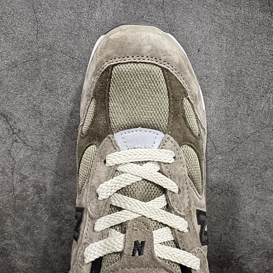 图片[5]-【K版纯原】New Balance 新百伦NB992总统复古慢跑鞋 W992J2nn全新升级 材料清洁度提升一个档次完美版型 区别是市场通货💪🏻n整双鞋在构色上使用多种不同饱和度的色彩拼接设计 再搭配上白色中底 丰富全鞋色彩层次材质方面 设计师在不同色彩区域 同样采用拼接方式将翻毛皮、麂皮、网眼等面料相结合 营造出高规格的质感的同时 也带来多层次视觉体验 细节方面 首先映入眼帘的便是鞋舌上醒目的 New Balance 992 标识 彰显鞋型款式 其次 在双脚外侧还再度出现 N 字 Logo 以及 992 型号 对其品牌身份以及型号加以强调  尺码：36 37 37.5 38 38.5 39 40 40.5 41.5 42 42.5 43 44 44.5 45 编码：HXS270300-莆田鞋批发中心