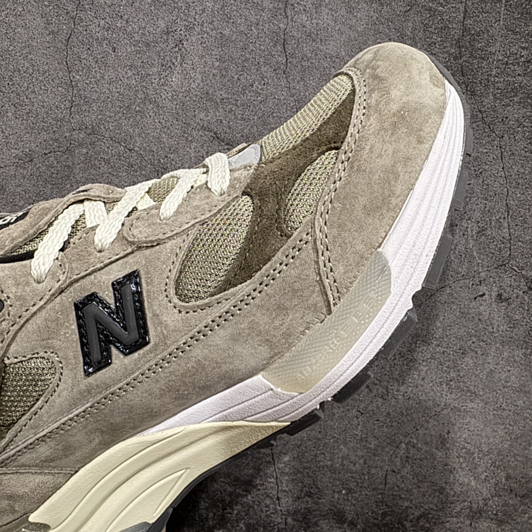 图片[6]-【K版纯原】New Balance 新百伦NB992总统复古慢跑鞋 W992J2nn全新升级 材料清洁度提升一个档次完美版型 区别是市场通货💪🏻n整双鞋在构色上使用多种不同饱和度的色彩拼接设计 再搭配上白色中底 丰富全鞋色彩层次材质方面 设计师在不同色彩区域 同样采用拼接方式将翻毛皮、麂皮、网眼等面料相结合 营造出高规格的质感的同时 也带来多层次视觉体验 细节方面 首先映入眼帘的便是鞋舌上醒目的 New Balance 992 标识 彰显鞋型款式 其次 在双脚外侧还再度出现 N 字 Logo 以及 992 型号 对其品牌身份以及型号加以强调  尺码：36 37 37.5 38 38.5 39 40 40.5 41.5 42 42.5 43 44 44.5 45 编码：HXS270300-莆田鞋批发中心