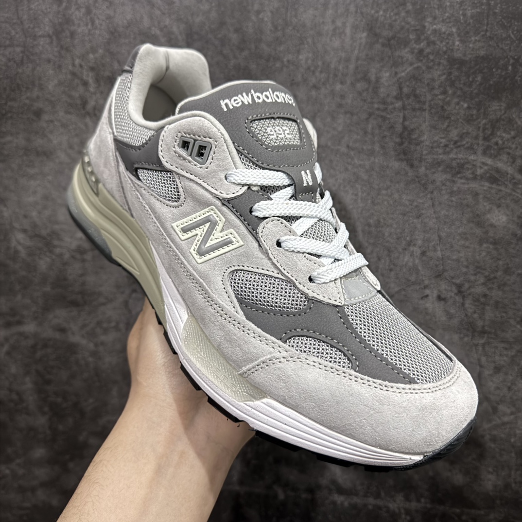 图片[3]-【K版纯原】New Balance 新百伦NB992总统复古慢跑鞋 M992GRnn全新升级 材料清洁度提升一个档次完美版型 区别是市场通货💪🏻n整双鞋在构色上使用多种不同饱和度的色彩拼接设计 再搭配上白色中底 丰富全鞋色彩层次材质方面 设计师在不同色彩区域 同样采用拼接方式将翻毛皮、麂皮、网眼等面料相结合 营造出高规格的质感的同时 也带来多层次视觉体验 细节方面 首先映入眼帘的便是鞋舌上醒目的 New Balance 992 标识 彰显鞋型款式 其次 在双脚外侧还再度出现 N 字 Logo 以及 992 型号 对其品牌身份以及型号加以强调  尺码：36 37 37.5 38 38.5 39 40 40.5 41.5 42 42.5 43 44 44.5 45 编码：HXS270300-莆田鞋批发中心