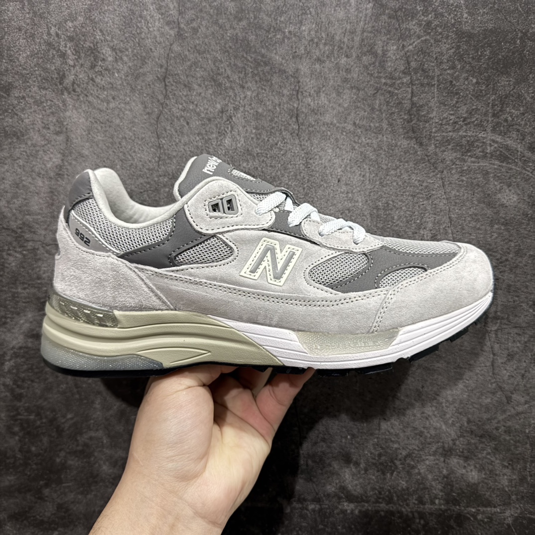 【K版纯原】New Balance 新百伦NB992总统复古慢跑鞋 M992GRnn全新升级 材料清洁度提升一个档次完美版型 区别是市场通货💪🏻n整双鞋在构色上使用多种不同饱和度的色彩拼接设计 再搭配上白色中底 丰富全鞋色彩层次材质方面 设计师在不同色彩区域 同样采用拼接方式将翻毛皮、麂皮、网眼等面料相结合 营造出高规格的质感的同时 也带来多层次视觉体验 细节方面 首先映入眼帘的便是鞋舌上醒目的 New Balance 992 标识 彰显鞋型款式 其次 在双脚外侧还再度出现 N 字 Logo 以及 992 型号 对其品牌身份以及型号加以强调  尺码：36 37 37.5 38 38.5 39 40 40.5 41.5 42 42.5 43 44 44.5 45 编码：HXS270300-莆田鞋批发中心