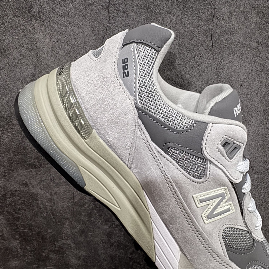 图片[7]-【K版纯原】New Balance 新百伦NB992总统复古慢跑鞋 M992GRnn全新升级 材料清洁度提升一个档次完美版型 区别是市场通货💪🏻n整双鞋在构色上使用多种不同饱和度的色彩拼接设计 再搭配上白色中底 丰富全鞋色彩层次材质方面 设计师在不同色彩区域 同样采用拼接方式将翻毛皮、麂皮、网眼等面料相结合 营造出高规格的质感的同时 也带来多层次视觉体验 细节方面 首先映入眼帘的便是鞋舌上醒目的 New Balance 992 标识 彰显鞋型款式 其次 在双脚外侧还再度出现 N 字 Logo 以及 992 型号 对其品牌身份以及型号加以强调  尺码：36 37 37.5 38 38.5 39 40 40.5 41.5 42 42.5 43 44 44.5 45 编码：HXS270300-莆田鞋批发中心