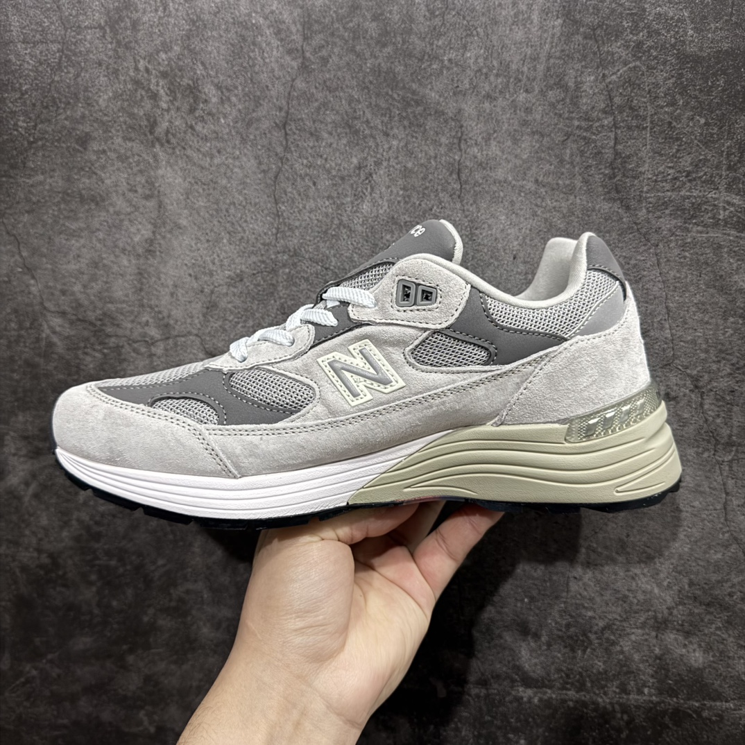 图片[2]-【K版纯原】New Balance 新百伦NB992总统复古慢跑鞋 M992GRnn全新升级 材料清洁度提升一个档次完美版型 区别是市场通货💪🏻n整双鞋在构色上使用多种不同饱和度的色彩拼接设计 再搭配上白色中底 丰富全鞋色彩层次材质方面 设计师在不同色彩区域 同样采用拼接方式将翻毛皮、麂皮、网眼等面料相结合 营造出高规格的质感的同时 也带来多层次视觉体验 细节方面 首先映入眼帘的便是鞋舌上醒目的 New Balance 992 标识 彰显鞋型款式 其次 在双脚外侧还再度出现 N 字 Logo 以及 992 型号 对其品牌身份以及型号加以强调  尺码：36 37 37.5 38 38.5 39 40 40.5 41.5 42 42.5 43 44 44.5 45 编码：HXS270300-莆田鞋批发中心