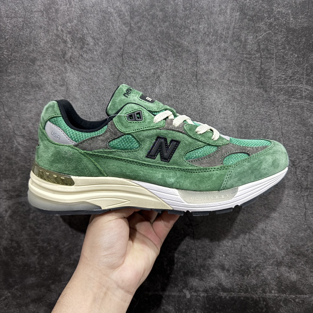 【K版纯原】New Balance 新百伦NB992总统复古慢跑鞋 M992JJnn全新升级 材料清洁度提升一个档次完美版型 区别是市场通货💪🏻n整双鞋在构色上使用多种不同饱和度的色彩拼接设计 再搭配上白色中底 丰富全鞋色彩层次材质方面 设计师在不同色彩区域 同样采用拼接方式将翻毛皮、麂皮、网眼等面料相结合 营造出高规格的质感的同时 也带来多层次视觉体验 细节方面 首先映入眼帘的便是鞋舌上醒目的 New Balance 992 标识 彰显鞋型款式 其次 在双脚外侧还再度出现 N 字 Logo 以及 992 型号 对其品牌身份以及型号加以强调  尺码：36 37 37.5 38 38.5 39 40 40.5 41.5 42 42.5 43 44 44.5 45 编码：HXS270300-莆田鞋批发中心