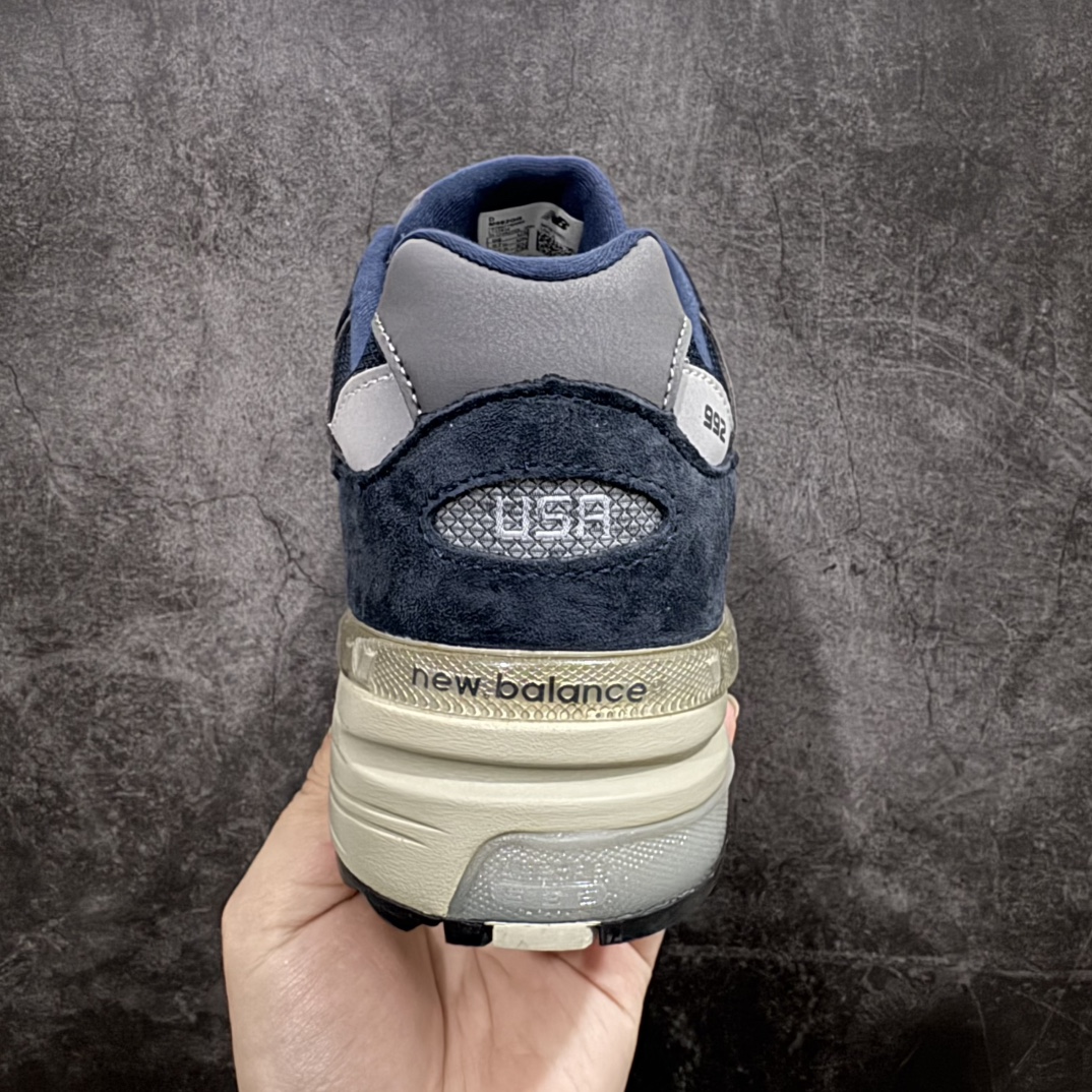 图片[4]-【K版纯原】New Balance 新百伦NB992总统复古慢跑鞋 M992GGnn全新升级 材料清洁度提升一个档次完美版型 区别是市场通货💪🏻n整双鞋在构色上使用多种不同饱和度的色彩拼接设计 再搭配上白色中底 丰富全鞋色彩层次材质方面 设计师在不同色彩区域 同样采用拼接方式将翻毛皮、麂皮、网眼等面料相结合 营造出高规格的质感的同时 也带来多层次视觉体验 细节方面 首先映入眼帘的便是鞋舌上醒目的 New Balance 992 标识 彰显鞋型款式 其次 在双脚外侧还再度出现 N 字 Logo 以及 992 型号 对其品牌身份以及型号加以强调  尺码：36 37 37.5 38 38.5 39 40 40.5 41.5 42 42.5 43 44 44.5 45 编码：HXS270300-莆田鞋批发中心