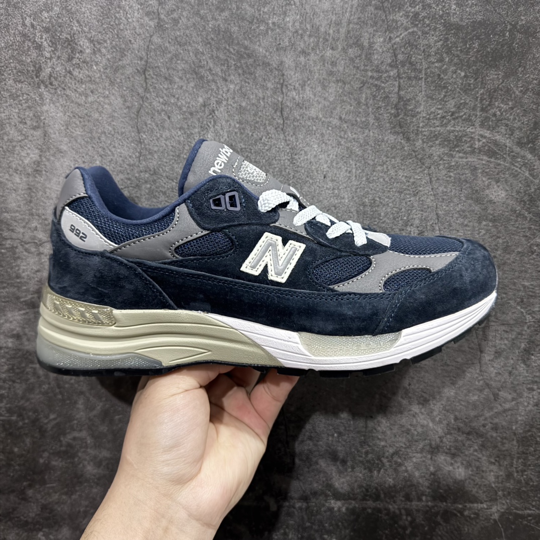 【K版纯原】New Balance 新百伦NB992总统复古慢跑鞋 M992GGnn全新升级 材料清洁度提升一个档次完美版型 区别是市场通货💪🏻n整双鞋在构色上使用多种不同饱和度的色彩拼接设计 再搭配上白色中底 丰富全鞋色彩层次材质方面 设计师在不同色彩区域 同样采用拼接方式将翻毛皮、麂皮、网眼等面料相结合 营造出高规格的质感的同时 也带来多层次视觉体验 细节方面 首先映入眼帘的便是鞋舌上醒目的 New Balance 992 标识 彰显鞋型款式 其次 在双脚外侧还再度出现 N 字 Logo 以及 992 型号 对其品牌身份以及型号加以强调  尺码：36 37 37.5 38 38.5 39 40 40.5 41.5 42 42.5 43 44 44.5 45 编码：HXS270300-莆田鞋批发中心