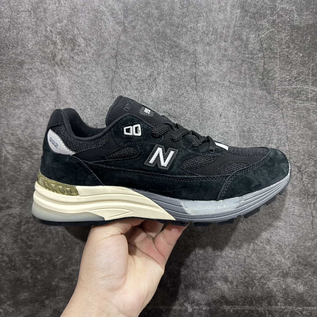 【K版纯原】New Balance 新百伦NB992总统复古慢跑鞋 W992BLnn全新升级 材料清洁度提升一个档次完美版型 区别是市场通货💪🏻n整双鞋在构色上使用多种不同饱和度的色彩拼接设计 再搭配上白色中底 丰富全鞋色彩层次材质方面 设计师在不同色彩区域 同样采用拼接方式将翻毛皮、麂皮、网眼等面料相结合 营造出高规格的质感的同时 也带来多层次视觉体验 细节方面 首先映入眼帘的便是鞋舌上醒目的 New Balance 992 标识 彰显鞋型款式 其次 在双脚外侧还再度出现 N 字 Logo 以及 992 型号 对其品牌身份以及型号加以强调  尺码：36 37 37.5 38 38.5 39 40 40.5 41.5 42 42.5 43 44 44.5 45 编码：HXS270300-莆田鞋批发中心