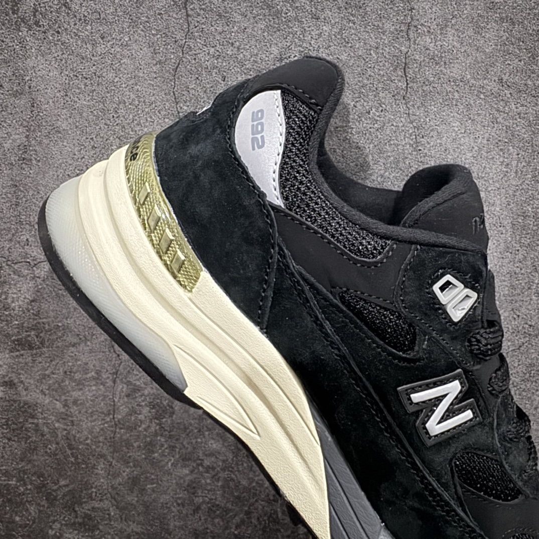 图片[7]-【K版纯原】New Balance 新百伦NB992总统复古慢跑鞋 W992BLnn全新升级 材料清洁度提升一个档次完美版型 区别是市场通货💪🏻n整双鞋在构色上使用多种不同饱和度的色彩拼接设计 再搭配上白色中底 丰富全鞋色彩层次材质方面 设计师在不同色彩区域 同样采用拼接方式将翻毛皮、麂皮、网眼等面料相结合 营造出高规格的质感的同时 也带来多层次视觉体验 细节方面 首先映入眼帘的便是鞋舌上醒目的 New Balance 992 标识 彰显鞋型款式 其次 在双脚外侧还再度出现 N 字 Logo 以及 992 型号 对其品牌身份以及型号加以强调  尺码：36 37 37.5 38 38.5 39 40 40.5 41.5 42 42.5 43 44 44.5 45 编码：HXS270300-莆田鞋批发中心