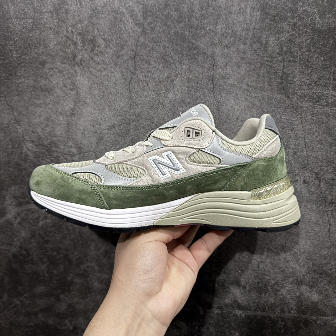 图片[2]-【K版纯原】New Balance 新百伦NB992总统复古慢跑鞋 M992WTnn全新升级 材料清洁度提升一个档次完美版型 区别是市场通货💪🏻n整双鞋在构色上使用多种不同饱和度的色彩拼接设计 再搭配上白色中底 丰富全鞋色彩层次材质方面 设计师在不同色彩区域 同样采用拼接方式将翻毛皮、麂皮、网眼等面料相结合 营造出高规格的质感的同时 也带来多层次视觉体验 细节方面 首先映入眼帘的便是鞋舌上醒目的 New Balance 992 标识 彰显鞋型款式 其次 在双脚外侧还再度出现 N 字 Logo 以及 992 型号 对其品牌身份以及型号加以强调  尺码：36 37 37.5 38 38.5 39 40 40.5 41.5 42 42.5 43 44 44.5 45 编码：HXS270300-莆田鞋批发中心