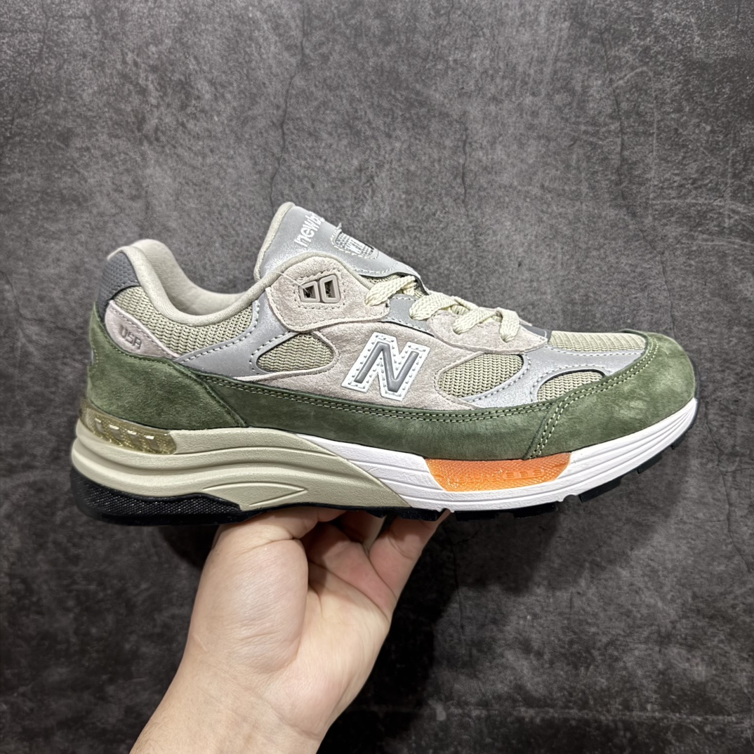 【K版纯原】New Balance 新百伦NB992总统复古慢跑鞋 M992WTnn全新升级 材料清洁度提升一个档次完美版型 区别是市场通货💪🏻n整双鞋在构色上使用多种不同饱和度的色彩拼接设计 再搭配上白色中底 丰富全鞋色彩层次材质方面 设计师在不同色彩区域 同样采用拼接方式将翻毛皮、麂皮、网眼等面料相结合 营造出高规格的质感的同时 也带来多层次视觉体验 细节方面 首先映入眼帘的便是鞋舌上醒目的 New Balance 992 标识 彰显鞋型款式 其次 在双脚外侧还再度出现 N 字 Logo 以及 992 型号 对其品牌身份以及型号加以强调  尺码：36 37 37.5 38 38.5 39 40 40.5 41.5 42 42.5 43 44 44.5 45 编码：HXS270300-莆田鞋批发中心