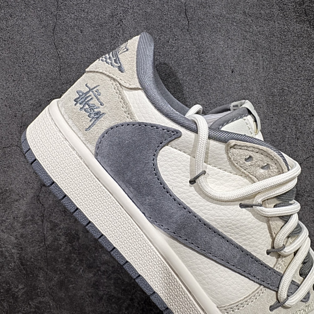 图片[7]-【定制版】Travis Scott x Fragment Design x Air Jordan 1 Low OG SP AJ1 斯图西联名-灰勾抽绳 低帮文化休闲板鞋 DM9288-004rn#多方联名合作融合了Travis Scott 独特的音乐风格，藤原浩个性的设计风格以及Jordan品牌的经典元素 使其成为一双具有独特身份和价值的鞋子 清新而立体的外观加上联名标识更突出了其独特身份 这种配色方案显示出活力和时尚感 在视觉上引人注目  鞋身的质感和细腻的细节处理使其显得高端而格调十足  这款“倒钩”联名是设计与创意完美结合 融合多方的个性风格是一款备受瞩目的潮流鞋款r 尺码：36 36.5 37.5 38 38.5 39 40 40.5 41 42 42.5 43 44 44.5 45  编码：HXS340360-莆田鞋批发中心