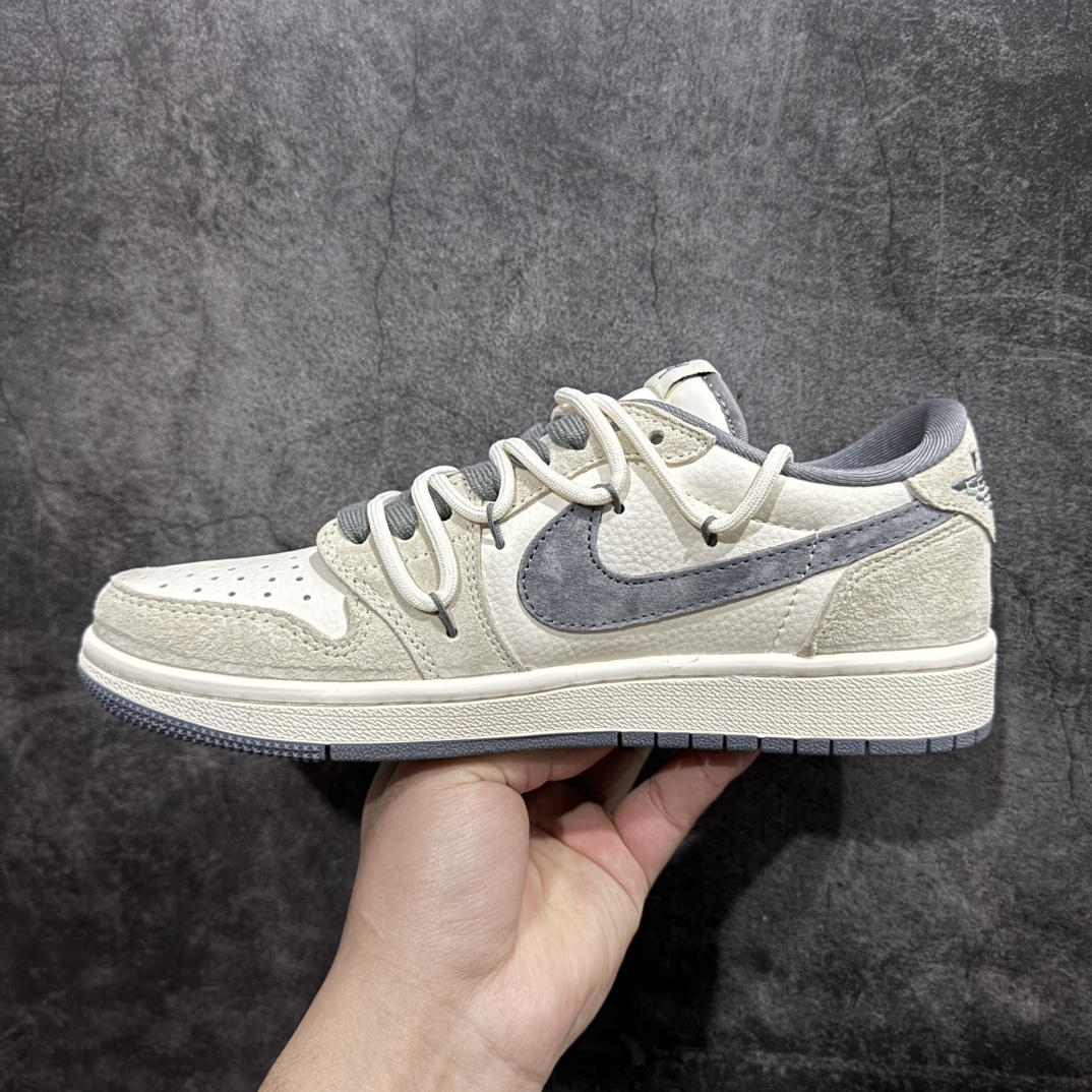 图片[2]-【定制版】Travis Scott x Fragment Design x Air Jordan 1 Low OG SP AJ1 斯图西联名-灰勾抽绳 低帮文化休闲板鞋 DM9288-004rn#多方联名合作融合了Travis Scott 独特的音乐风格，藤原浩个性的设计风格以及Jordan品牌的经典元素 使其成为一双具有独特身份和价值的鞋子 清新而立体的外观加上联名标识更突出了其独特身份 这种配色方案显示出活力和时尚感 在视觉上引人注目  鞋身的质感和细腻的细节处理使其显得高端而格调十足  这款“倒钩”联名是设计与创意完美结合 融合多方的个性风格是一款备受瞩目的潮流鞋款r 尺码：36 36.5 37.5 38 38.5 39 40 40.5 41 42 42.5 43 44 44.5 45  编码：HXS340360-莆田鞋批发中心