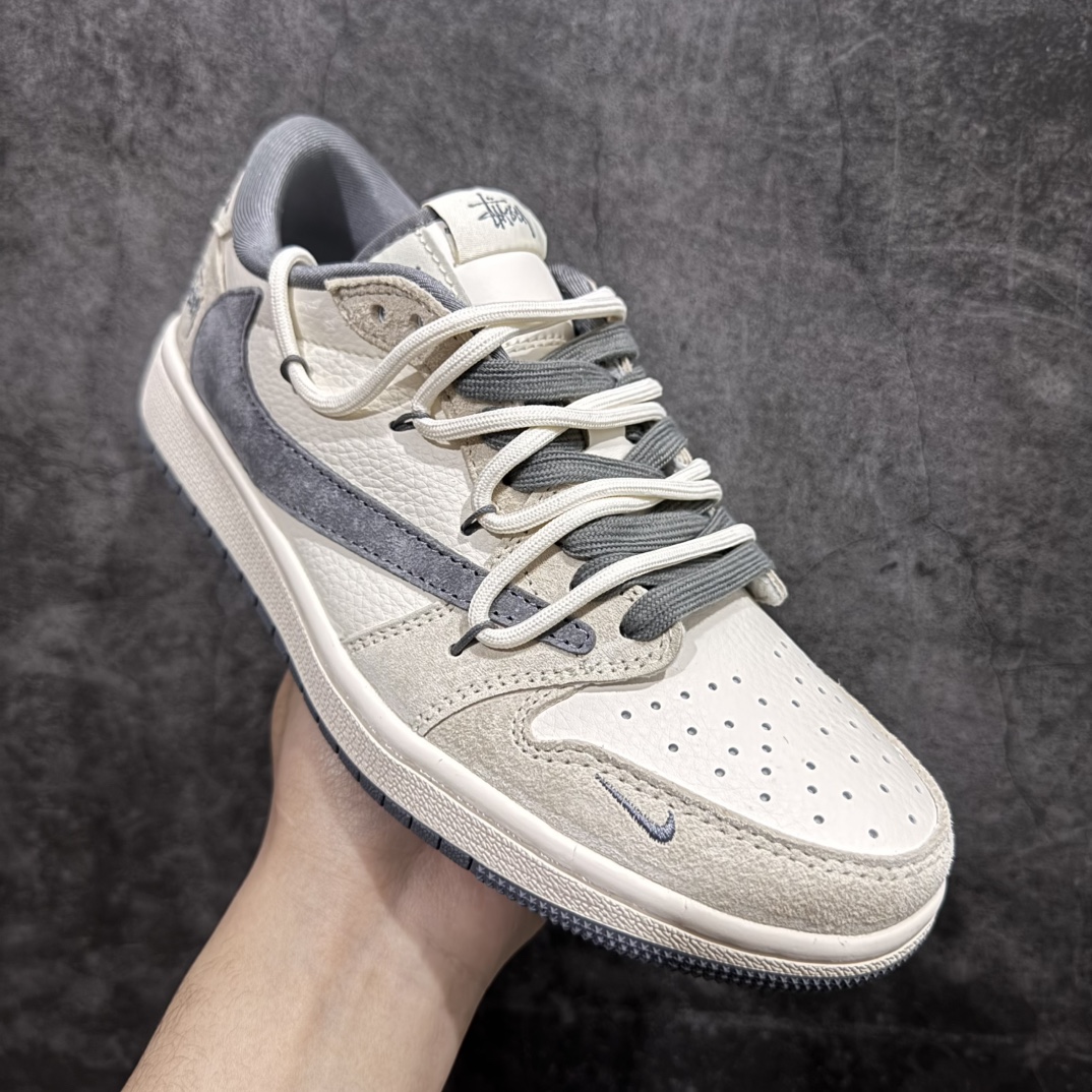 图片[3]-【定制版】Travis Scott x Fragment Design x Air Jordan 1 Low OG SP AJ1 斯图西联名-灰勾抽绳 低帮文化休闲板鞋 DM9288-004rn#多方联名合作融合了Travis Scott 独特的音乐风格，藤原浩个性的设计风格以及Jordan品牌的经典元素 使其成为一双具有独特身份和价值的鞋子 清新而立体的外观加上联名标识更突出了其独特身份 这种配色方案显示出活力和时尚感 在视觉上引人注目  鞋身的质感和细腻的细节处理使其显得高端而格调十足  这款“倒钩”联名是设计与创意完美结合 融合多方的个性风格是一款备受瞩目的潮流鞋款r 尺码：36 36.5 37.5 38 38.5 39 40 40.5 41 42 42.5 43 44 44.5 45  编码：HXS340360-莆田鞋批发中心