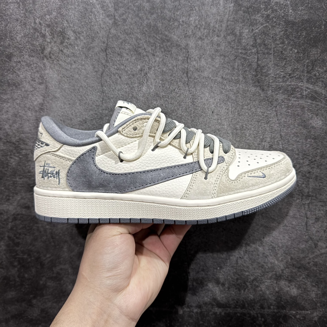 【定制版】Travis Scott x Fragment Design x Air Jordan 1 Low OG SP AJ1 斯图西联名-灰勾抽绳 低帮文化休闲板鞋 DM9288-004rn#多方联名合作融合了Travis Scott 独特的音乐风格，藤原浩个性的设计风格以及Jordan品牌的经典元素 使其成为一双具有独特身份和价值的鞋子 清新而立体的外观加上联名标识更突出了其独特身份 这种配色方案显示出活力和时尚感 在视觉上引人注目  鞋身的质感和细腻的细节处理使其显得高端而格调十足  这款“倒钩”联名是设计与创意完美结合 融合多方的个性风格是一款备受瞩目的潮流鞋款r 尺码：36 36.5 37.5 38 38.5 39 40 40.5 41 42 42.5 43 44 44.5 45  编码：HXS340360-莆田鞋批发中心