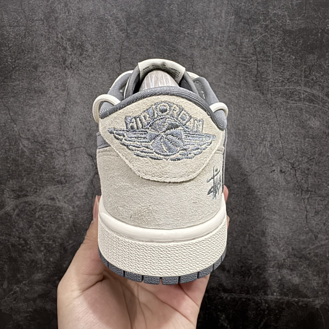 图片[4]-【定制版】Travis Scott x Fragment Design x Air Jordan 1 Low OG SP AJ1 斯图西联名-灰勾抽绳 低帮文化休闲板鞋 DM9288-004rn#多方联名合作融合了Travis Scott 独特的音乐风格，藤原浩个性的设计风格以及Jordan品牌的经典元素 使其成为一双具有独特身份和价值的鞋子 清新而立体的外观加上联名标识更突出了其独特身份 这种配色方案显示出活力和时尚感 在视觉上引人注目  鞋身的质感和细腻的细节处理使其显得高端而格调十足  这款“倒钩”联名是设计与创意完美结合 融合多方的个性风格是一款备受瞩目的潮流鞋款r 尺码：36 36.5 37.5 38 38.5 39 40 40.5 41 42 42.5 43 44 44.5 45  编码：HXS340360-莆田鞋批发中心