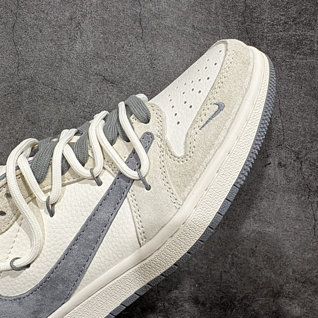 图片[6]-【定制版】Travis Scott x Fragment Design x Air Jordan 1 Low OG SP AJ1 斯图西联名-灰勾抽绳 低帮文化休闲板鞋 DM9288-004rn#多方联名合作融合了Travis Scott 独特的音乐风格，藤原浩个性的设计风格以及Jordan品牌的经典元素 使其成为一双具有独特身份和价值的鞋子 清新而立体的外观加上联名标识更突出了其独特身份 这种配色方案显示出活力和时尚感 在视觉上引人注目  鞋身的质感和细腻的细节处理使其显得高端而格调十足  这款“倒钩”联名是设计与创意完美结合 融合多方的个性风格是一款备受瞩目的潮流鞋款r 尺码：36 36.5 37.5 38 38.5 39 40 40.5 41 42 42.5 43 44 44.5 45  编码：HXS340360-莆田鞋批发中心