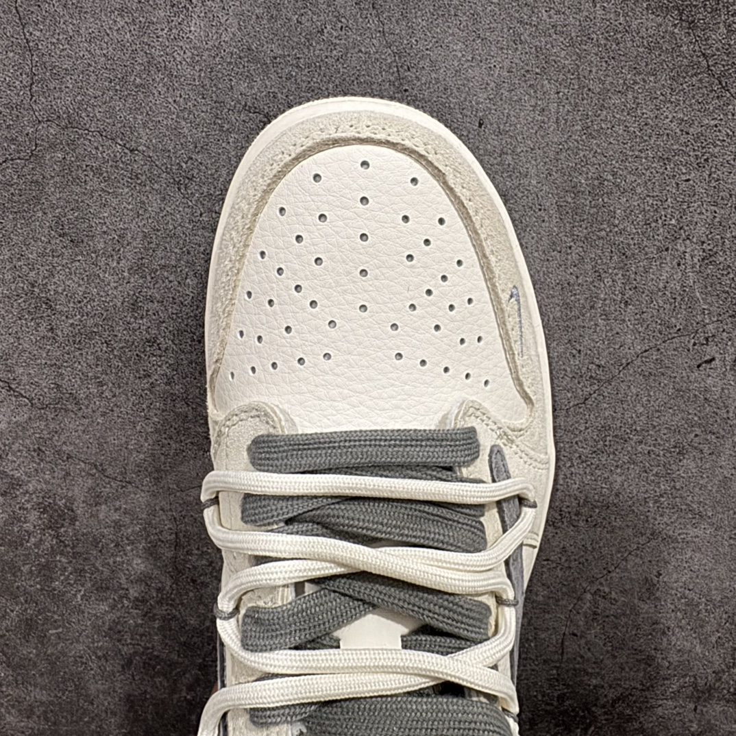 图片[5]-【定制版】Travis Scott x Fragment Design x Air Jordan 1 Low OG SP AJ1 斯图西联名-灰勾抽绳 低帮文化休闲板鞋 DM9288-004rn#多方联名合作融合了Travis Scott 独特的音乐风格，藤原浩个性的设计风格以及Jordan品牌的经典元素 使其成为一双具有独特身份和价值的鞋子 清新而立体的外观加上联名标识更突出了其独特身份 这种配色方案显示出活力和时尚感 在视觉上引人注目  鞋身的质感和细腻的细节处理使其显得高端而格调十足  这款“倒钩”联名是设计与创意完美结合 融合多方的个性风格是一款备受瞩目的潮流鞋款r 尺码：36 36.5 37.5 38 38.5 39 40 40.5 41 42 42.5 43 44 44.5 45  编码：HXS340360-莆田鞋批发中心