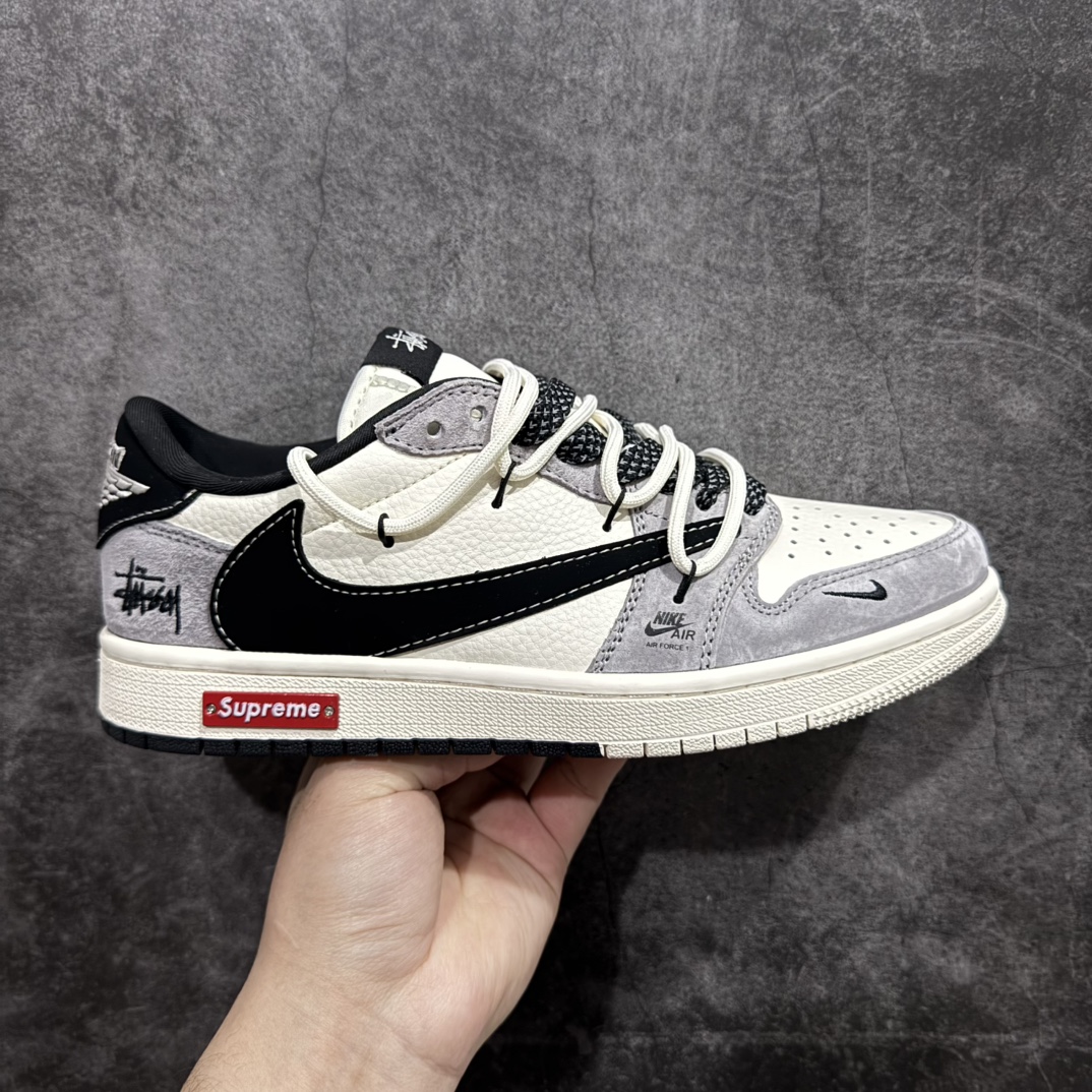 【定制版】Travis Scott x Fragment Design x Air Jordan 1 Low OG SP AJ1 斯图西联名-黑勾双拼抽绳 低帮文化休闲板鞋 SJ0086-139rn#多方联名合作融合了Travis Scott 独特的音乐风格，藤原浩个性的设计风格以及Jordan品牌的经典元素 使其成为一双具有独特身份和价值的鞋子 清新而立体的外观加上联名标识更突出了其独特身份 这种配色方案显示出活力和时尚感 在视觉上引人注目  鞋身的质感和细腻的细节处理使其显得高端而格调十足  这款“倒钩”联名是设计与创意完美结合 融合多方的个性风格是一款备受瞩目的潮流鞋款r 尺码：36 36.5 37.5 38 38.5 39 40 40.5 41 42 42.5 43 44 44.5 45  编码：HXS340360-莆田鞋批发中心