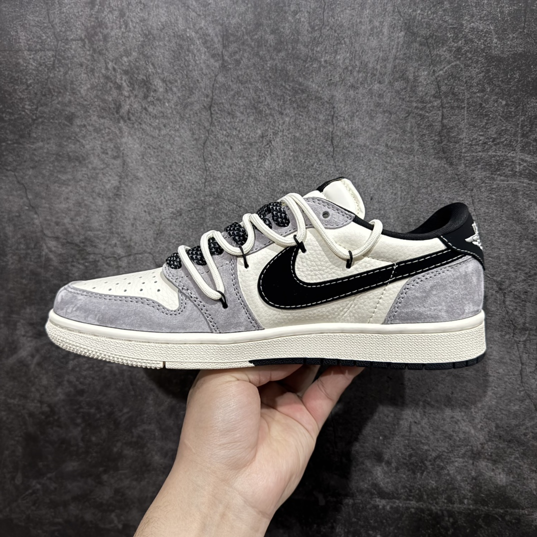 图片[2]-【定制版】Travis Scott x Fragment Design x Air Jordan 1 Low OG SP AJ1 斯图西联名-黑勾双拼抽绳 低帮文化休闲板鞋 SJ0086-139rn#多方联名合作融合了Travis Scott 独特的音乐风格，藤原浩个性的设计风格以及Jordan品牌的经典元素 使其成为一双具有独特身份和价值的鞋子 清新而立体的外观加上联名标识更突出了其独特身份 这种配色方案显示出活力和时尚感 在视觉上引人注目  鞋身的质感和细腻的细节处理使其显得高端而格调十足  这款“倒钩”联名是设计与创意完美结合 融合多方的个性风格是一款备受瞩目的潮流鞋款r 尺码：36 36.5 37.5 38 38.5 39 40 40.5 41 42 42.5 43 44 44.5 45  编码：HXS340360-莆田鞋批发中心