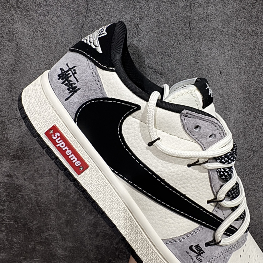 图片[7]-【定制版】Travis Scott x Fragment Design x Air Jordan 1 Low OG SP AJ1 斯图西联名-黑勾双拼抽绳 低帮文化休闲板鞋 SJ0086-139rn#多方联名合作融合了Travis Scott 独特的音乐风格，藤原浩个性的设计风格以及Jordan品牌的经典元素 使其成为一双具有独特身份和价值的鞋子 清新而立体的外观加上联名标识更突出了其独特身份 这种配色方案显示出活力和时尚感 在视觉上引人注目  鞋身的质感和细腻的细节处理使其显得高端而格调十足  这款“倒钩”联名是设计与创意完美结合 融合多方的个性风格是一款备受瞩目的潮流鞋款r 尺码：36 36.5 37.5 38 38.5 39 40 40.5 41 42 42.5 43 44 44.5 45  编码：HXS340360-莆田鞋批发中心