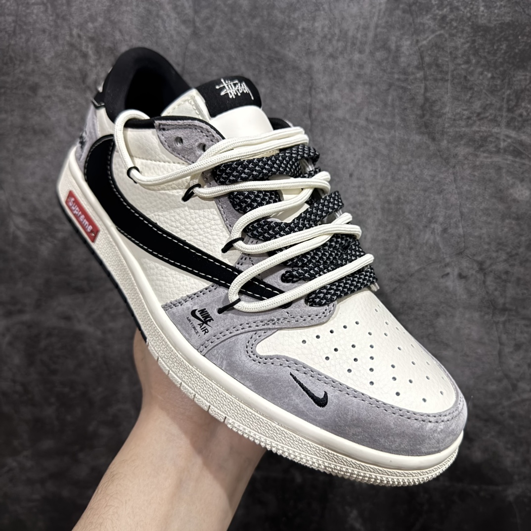 图片[3]-【定制版】Travis Scott x Fragment Design x Air Jordan 1 Low OG SP AJ1 斯图西联名-黑勾双拼抽绳 低帮文化休闲板鞋 SJ0086-139rn#多方联名合作融合了Travis Scott 独特的音乐风格，藤原浩个性的设计风格以及Jordan品牌的经典元素 使其成为一双具有独特身份和价值的鞋子 清新而立体的外观加上联名标识更突出了其独特身份 这种配色方案显示出活力和时尚感 在视觉上引人注目  鞋身的质感和细腻的细节处理使其显得高端而格调十足  这款“倒钩”联名是设计与创意完美结合 融合多方的个性风格是一款备受瞩目的潮流鞋款r 尺码：36 36.5 37.5 38 38.5 39 40 40.5 41 42 42.5 43 44 44.5 45  编码：HXS340360-莆田鞋批发中心