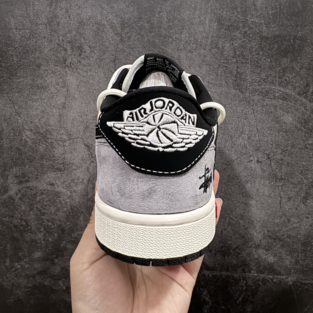 图片[4]-【定制版】Travis Scott x Fragment Design x Air Jordan 1 Low OG SP AJ1 斯图西联名-黑勾双拼抽绳 低帮文化休闲板鞋 SJ0086-139rn#多方联名合作融合了Travis Scott 独特的音乐风格，藤原浩个性的设计风格以及Jordan品牌的经典元素 使其成为一双具有独特身份和价值的鞋子 清新而立体的外观加上联名标识更突出了其独特身份 这种配色方案显示出活力和时尚感 在视觉上引人注目  鞋身的质感和细腻的细节处理使其显得高端而格调十足  这款“倒钩”联名是设计与创意完美结合 融合多方的个性风格是一款备受瞩目的潮流鞋款r 尺码：36 36.5 37.5 38 38.5 39 40 40.5 41 42 42.5 43 44 44.5 45  编码：HXS340360-莆田鞋批发中心