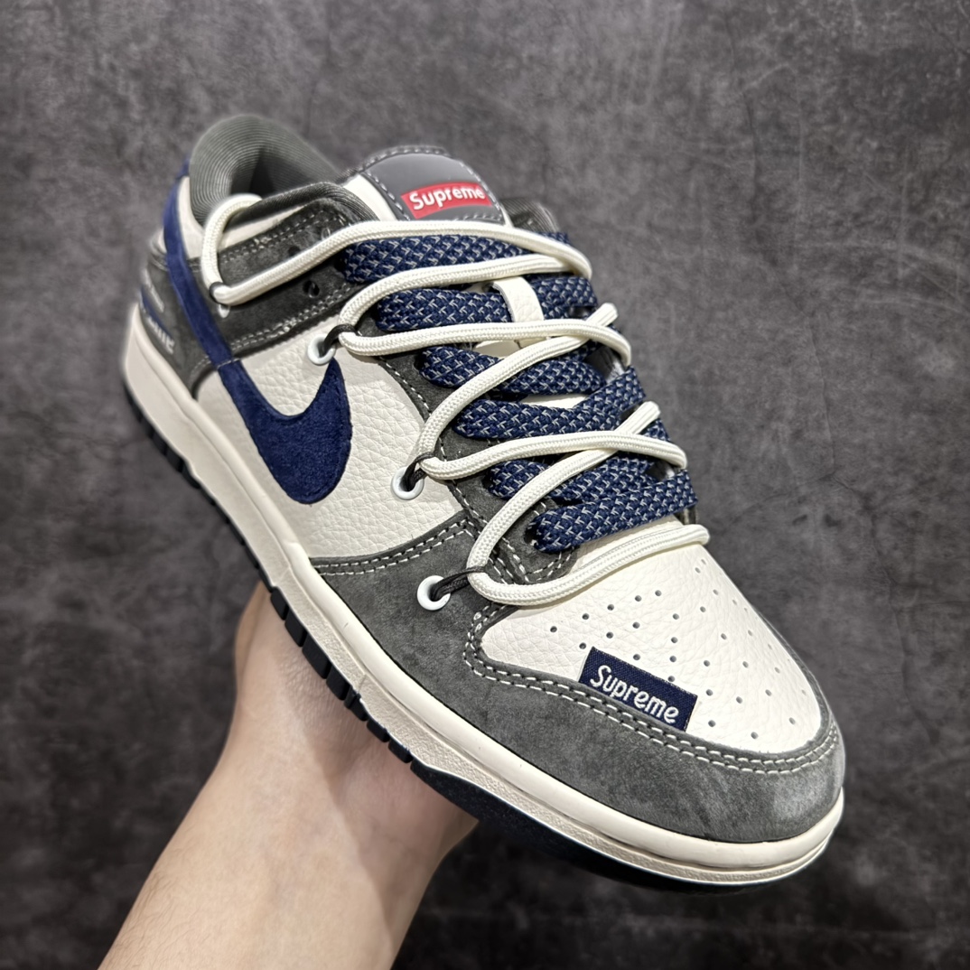 图片[3]-【定制版】Nk SB Dunk Low Supreme联名-灰白蓝勾抽绳 周年高端定制 低帮休闲板鞋 XS1186-100rn#定制鞋盒 大厂纯原品质出货 超高清洁度 皮料切割干净无任何毛边 细节完美 r 尺码：36 36.5 37.5 38 38.5 39 40 40.5 41 42 42.5 43 44 44.5 45  编码：HXS340360-莆田鞋批发中心