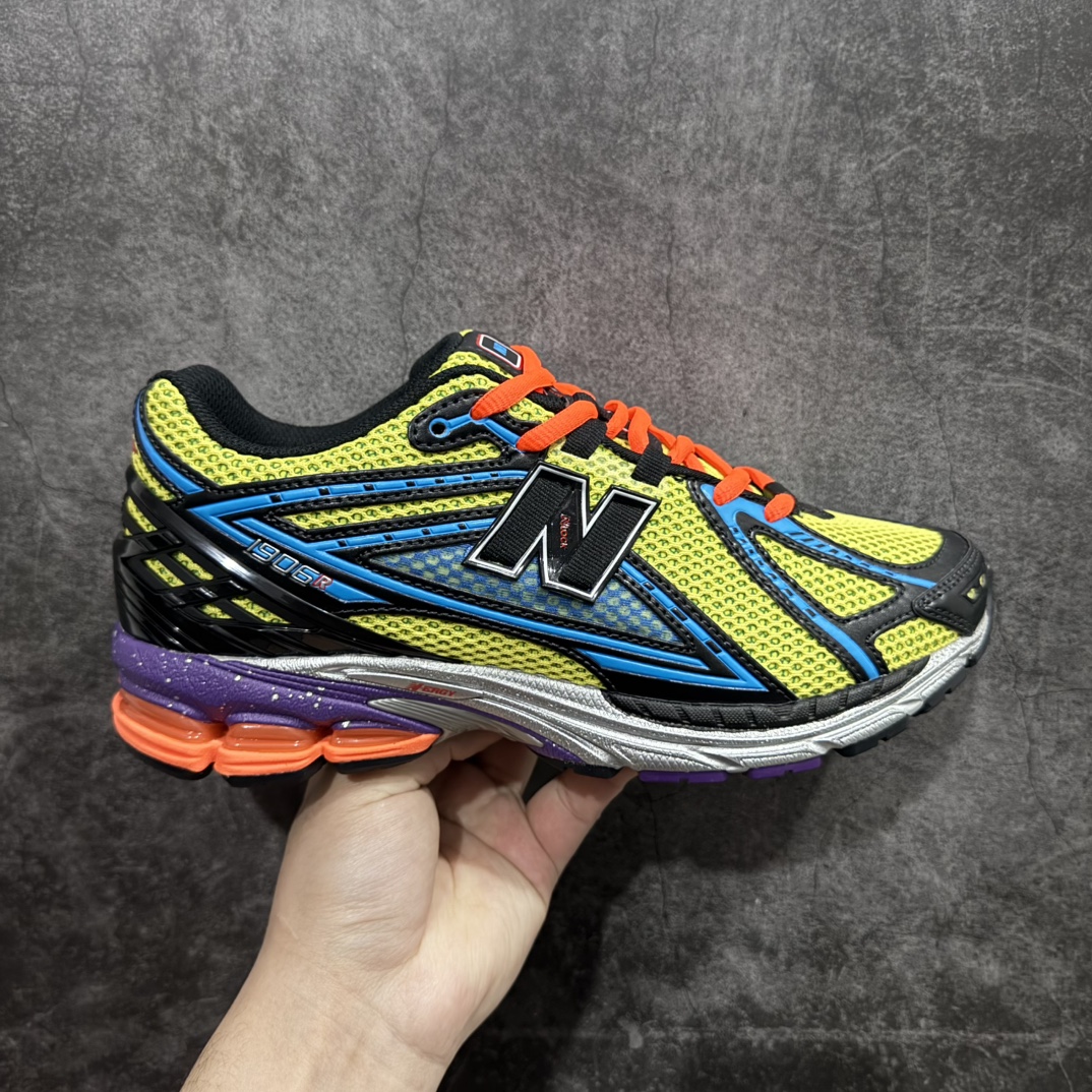 【纯原版】NB新百伦New Balance M1906R  M1906RDS 系列复古老爹风休闲运动慢跑鞋采用轻质牛剖革拼接透气网眼衬垫织物鞋面材质#T-Beam大底提供足步弓支撑，保持步态稳定#后跟搭载外露缓震胶 鞋身整体以各种深浅不一的灰色覆盖，鞋头以淡蓝色调装饰，网眼衬垫通过不规律的色块实现做旧的美感，泛黄的鞋底更是进一步增添了复古气息。 尺码：36 37 37.5 38 38.5 39.5 40 40.5 41.5 42 42.5 43 44 45 46.5 编码：JP260280-莆田鞋批发中心