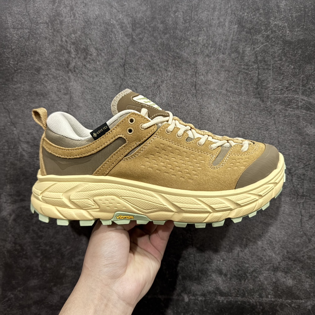 【公司级】Bodega x HOKA ONE ONE Tor Ultra Low Gore-Tex 托亚系列增强版低帮厚底轻量坦克户外登山运动鞋 HOKA ONE ONE 在去年异军突起，成为街头时尚圈中的新宠儿，品牌与时尚品牌 Engineered Garments 合作打造的联名 Tor Ultra Low 鞋款，更是设计与话题兼备的重磅之作，而本月 Hoka One One 又为这双超人气之作释出深蓝色、军绿色与黑色三款普通版配色。设计上依旧采用了具备透气性能的 eVent 物料制做鞋身，更搭配 Vibram 大底保留户外血脉，即使少了 Engineered Garments 的联名加持依旧十分出彩。尺码：40 40.5 41 42 42.5 43 44 45 编码：WE310340-莆田鞋批发中心