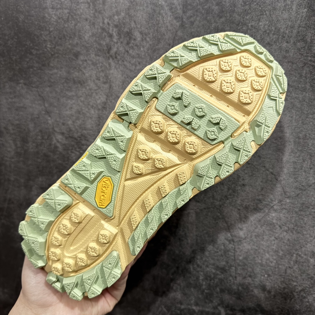 图片[9]-【公司级】Bodega x HOKA ONE ONE Tor Ultra Low Gore-Tex 托亚系列增强版低帮厚底轻量坦克户外登山运动鞋 HOKA ONE ONE 在去年异军突起，成为街头时尚圈中的新宠儿，品牌与时尚品牌 Engineered Garments 合作打造的联名 Tor Ultra Low 鞋款，更是设计与话题兼备的重磅之作，而本月 Hoka One One 又为这双超人气之作释出深蓝色、军绿色与黑色三款普通版配色。设计上依旧采用了具备透气性能的 eVent 物料制做鞋身，更搭配 Vibram 大底保留户外血脉，即使少了 Engineered Garments 的联名加持依旧十分出彩。尺码：40 40.5 41 42 42.5 43 44 45 编码：WE310340-莆田鞋批发中心