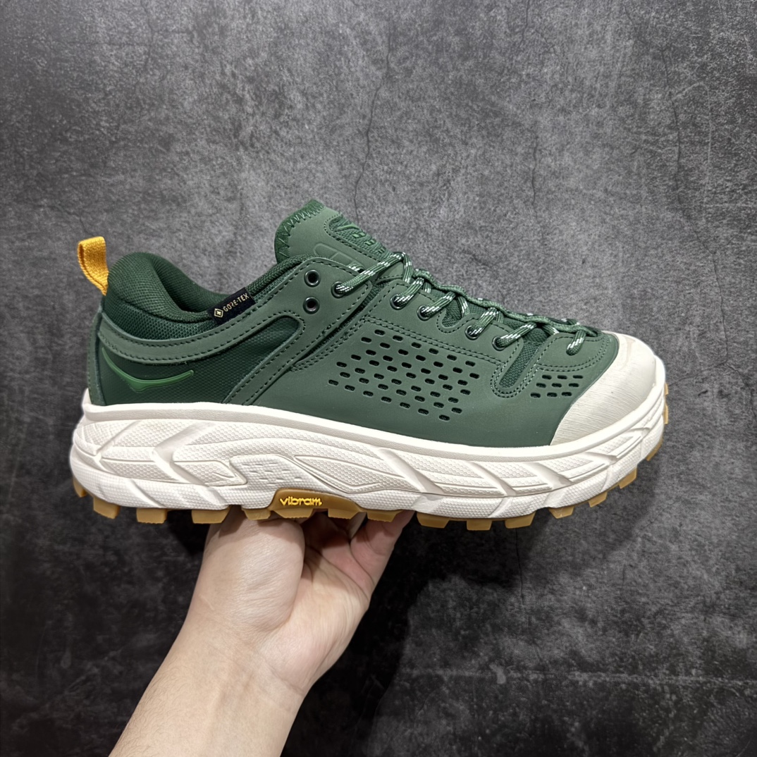 【公司级】Bodega x HOKA ONE ONE Tor Ultra Low Gore-Tex 托亚系列增强版低帮厚底轻量坦克户外登山运动鞋 HOKA ONE ONE 在去年异军突起，成为街头时尚圈中的新宠儿，品牌与时尚品牌 Engineered Garments 合作打造的联名 Tor Ultra Low 鞋款，更是设计与话题兼备的重磅之作，而本月 Hoka One One 又为这双超人气之作释出深蓝色、军绿色与黑色三款普通版配色。设计上依旧采用了具备透气性能的 eVent 物料制做鞋身，更搭配 Vibram 大底保留户外血脉，即使少了 Engineered Garments 的联名加持依旧十分出彩。尺码：40 40.5 41 42 42.5 43 44 45 编码：WE310340-莆田鞋批发中心