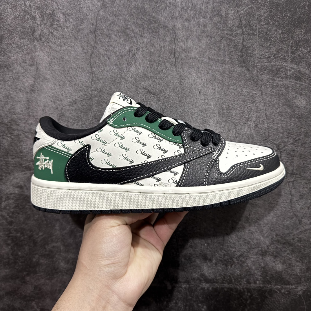 【定制版】Travis Scott x Fragment Design x Air Jordan 1 Low OG SP AJ1 斯图西联名-黑绿英文 低帮文化休闲板鞋rn#多方联名合作融合了Travis Scott 独特的音乐风格，藤原浩个性的设计风格以及Jordan品牌的经典元素 使其成为一双具有独特身份和价值的鞋子 清新而立体的外观加上联名标识更突出了其独特身份 这种配色方案显示出活力和时尚感 在视觉上引人注目  鞋身的质感和细腻的细节处理使其显得高端而格调十足  这款“倒钩”联名是设计与创意完美结合 融合多方的个性风格是一款备受瞩目的潮流鞋款 货号：AG3702-805r 尺码：36 36.5 37.5 38 38.5 39 40 40.5 41 42 42.5 43 44 44.5 45  编码：HXS320340-莆田鞋批发中心