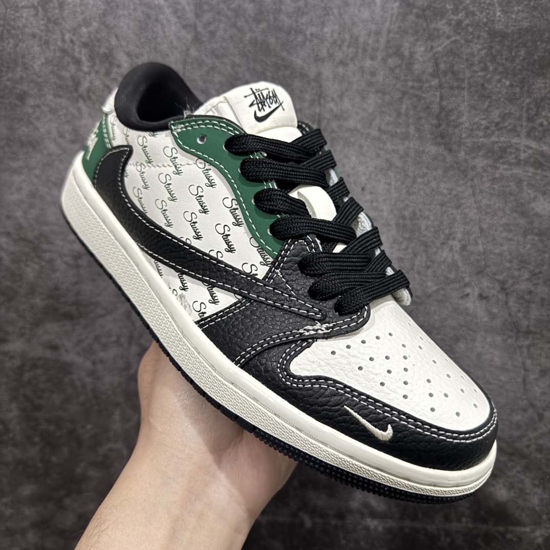 图片[3]-【定制版】Travis Scott x Fragment Design x Air Jordan 1 Low OG SP AJ1 斯图西联名-黑绿英文 低帮文化休闲板鞋rn#多方联名合作融合了Travis Scott 独特的音乐风格，藤原浩个性的设计风格以及Jordan品牌的经典元素 使其成为一双具有独特身份和价值的鞋子 清新而立体的外观加上联名标识更突出了其独特身份 这种配色方案显示出活力和时尚感 在视觉上引人注目  鞋身的质感和细腻的细节处理使其显得高端而格调十足  这款“倒钩”联名是设计与创意完美结合 融合多方的个性风格是一款备受瞩目的潮流鞋款 货号：AG3702-805r 尺码：36 36.5 37.5 38 38.5 39 40 40.5 41 42 42.5 43 44 44.5 45  编码：HXS320340-莆田鞋批发中心