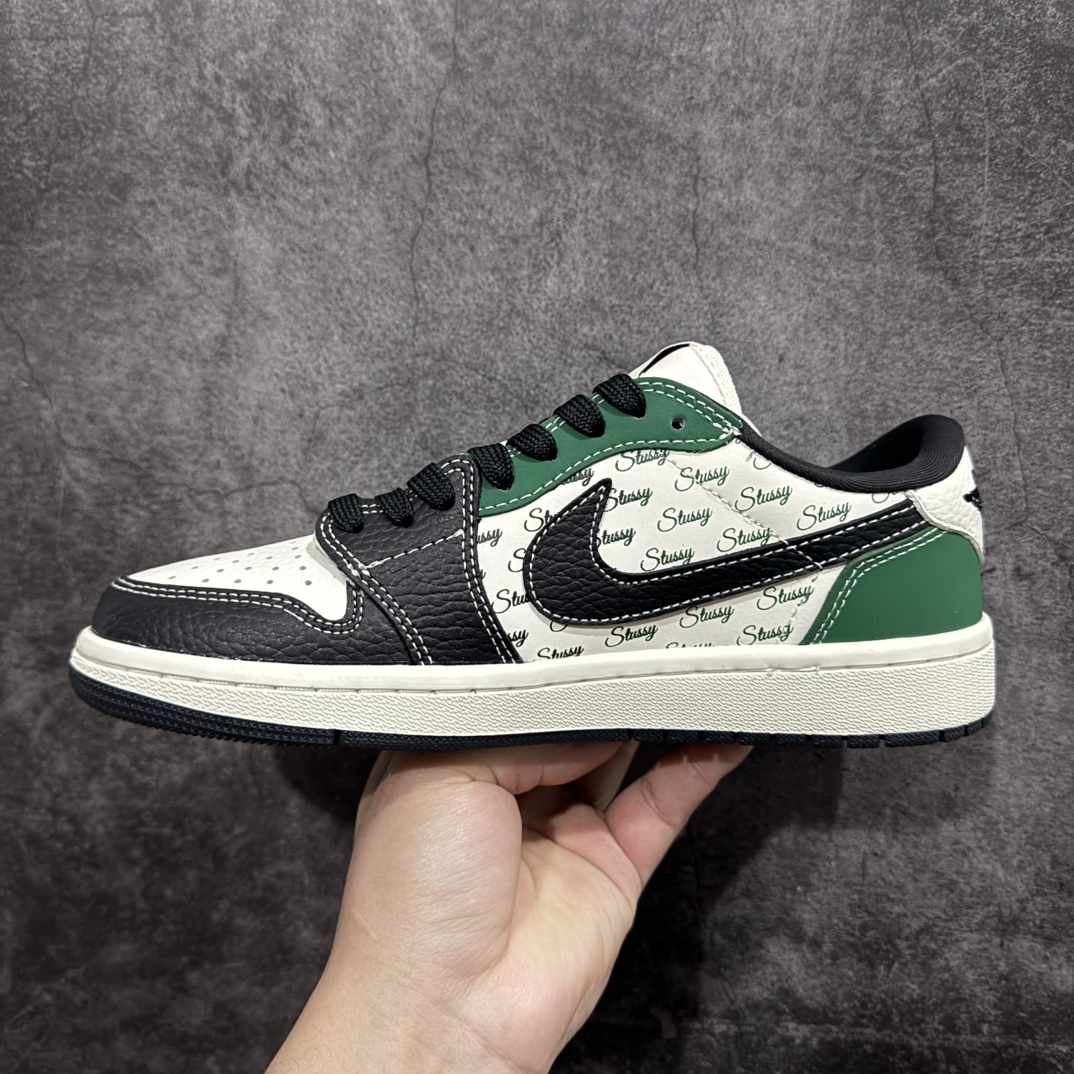 图片[2]-【定制版】Travis Scott x Fragment Design x Air Jordan 1 Low OG SP AJ1 斯图西联名-黑绿英文 低帮文化休闲板鞋rn#多方联名合作融合了Travis Scott 独特的音乐风格，藤原浩个性的设计风格以及Jordan品牌的经典元素 使其成为一双具有独特身份和价值的鞋子 清新而立体的外观加上联名标识更突出了其独特身份 这种配色方案显示出活力和时尚感 在视觉上引人注目  鞋身的质感和细腻的细节处理使其显得高端而格调十足  这款“倒钩”联名是设计与创意完美结合 融合多方的个性风格是一款备受瞩目的潮流鞋款 货号：AG3702-805r 尺码：36 36.5 37.5 38 38.5 39 40 40.5 41 42 42.5 43 44 44.5 45  编码：HXS320340-莆田鞋批发中心