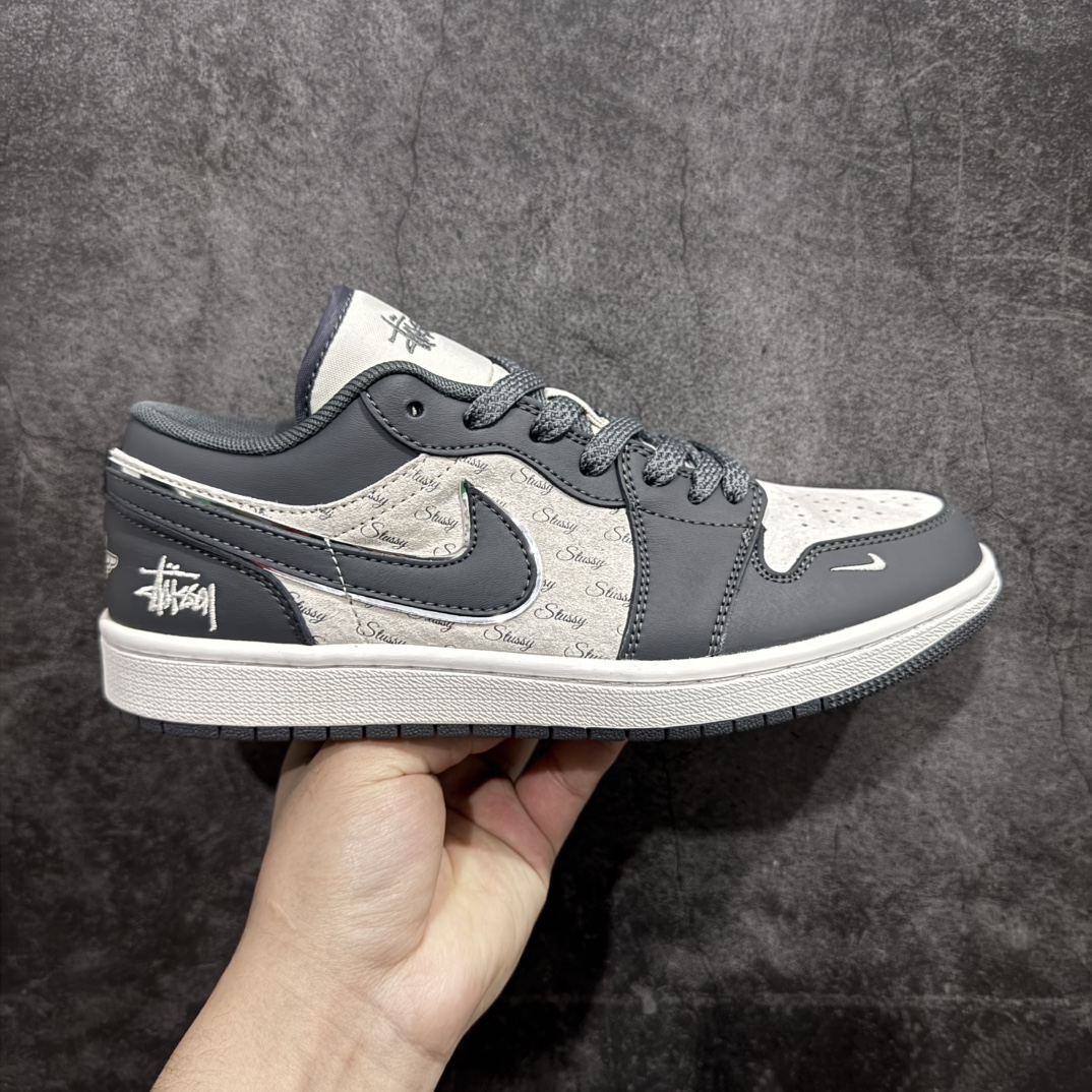 【定制版】Air Jordan 1 Low AJ1 乔1 斯图西联名-信号黑 高端定制 低帮复古篮球鞋 XX3318-966rn#定制鞋盒 大厂纯原品质出货 超高清洁度 皮料切割干净无任何毛边 细节完美 r 尺码：36 36.5 37.5 38 38.5 39 40 40.5 41 42 42.5 43 44 44.5 45  编码：HXS320340-莆田鞋批发中心