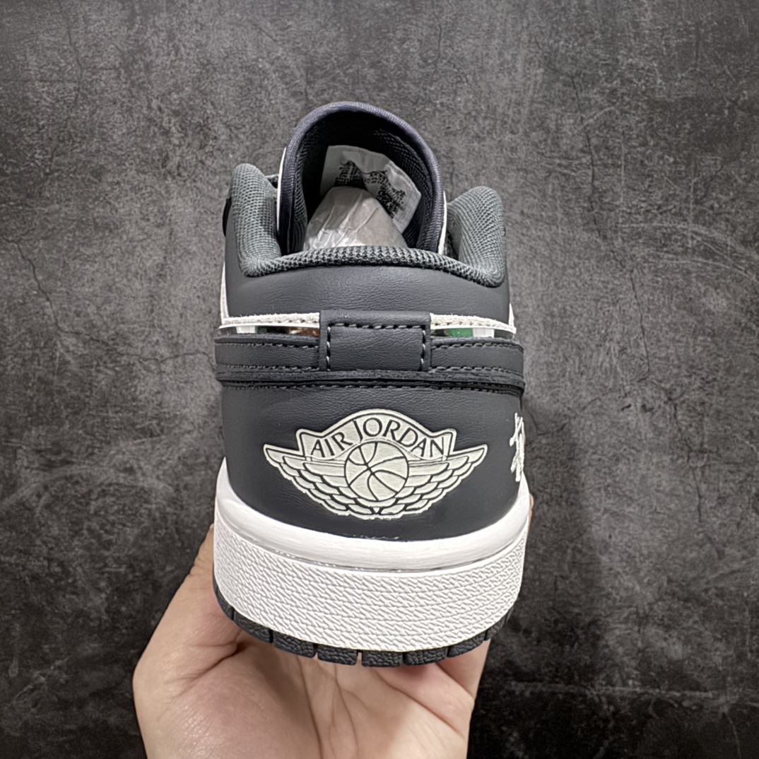 图片[4]-【定制版】Air Jordan 1 Low AJ1 乔1 斯图西联名-信号黑 高端定制 低帮复古篮球鞋 XX3318-966rn#定制鞋盒 大厂纯原品质出货 超高清洁度 皮料切割干净无任何毛边 细节完美 r 尺码：36 36.5 37.5 38 38.5 39 40 40.5 41 42 42.5 43 44 44.5 45  编码：HXS320340-莆田鞋批发中心