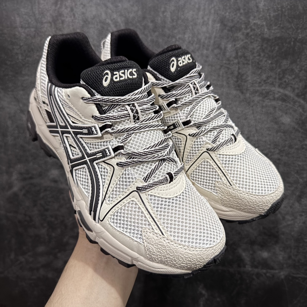 【纯原PB版本】ASICS GEL-KAHANA K8 亚瑟士越野跑步鞋抓地稳定运动鞋缓震耐磨跑鞋GEL-KAHANA系列为实用级越野跑鞋 融合机能和户外潮流强势回归 核心科技GEL内置于后跟 配合SPEVA弹性中底 减轻落地时地面对脚部的冲击力 中底内侧DYNAMIC DUOMAX 双密度防倾斜装置和中足补强结构 以及后跟几何形状构造 多方面支撑保护 AHAR耐磨橡胶大底 配合沟槽纹路设计 增强抓地力 后足GEL缓冲系统 减轻冲击时的冲击 实现平稳过渡 Trusstic系统 减少鞋底的重量 同时保留了鞋子结构的完整性 尺码：36 37 37.5 38 39 39.5 40 40.5 41.5 42 42.5 43.5 44 44.5 45 编码：KJ230250-莆田鞋批发中心