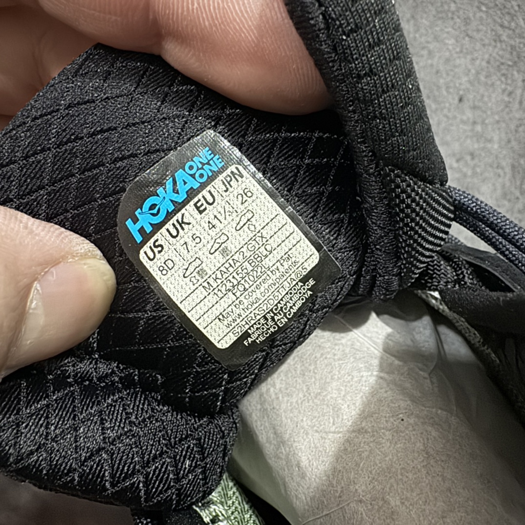 图片[7]-【X版纯原】HOKA ONE ONE Kaha 2 GTX 卡哈2 耐磨減震高帮户外功能运动鞋 高帮 高邦 米色 沙色 1130529/SSEGnn顶级纯原版本 顶级防水n头层防水牛皮处理 老牌大厂出品n1:1打造 区分普通版本n此鞋难度极大，需要二次成型nn具有品着的重量与坐垫比 可提供顶级性能和顶级毛绒 这款低帮徒步旅行者采用带 SwallowTail™ 几何形状的HUBBLE® 鞋跟进行了更新 配备带牵引凸耳的 Vibram® Megagrip 以增加地面接触 这款开创性款式精心制作 采用0GORE-TEX 鞋类面料和再生纺织品SIZE：40 40.5 41 42 42.5 43 44 44.5 45 46 编码：NM430460-莆田鞋批发中心