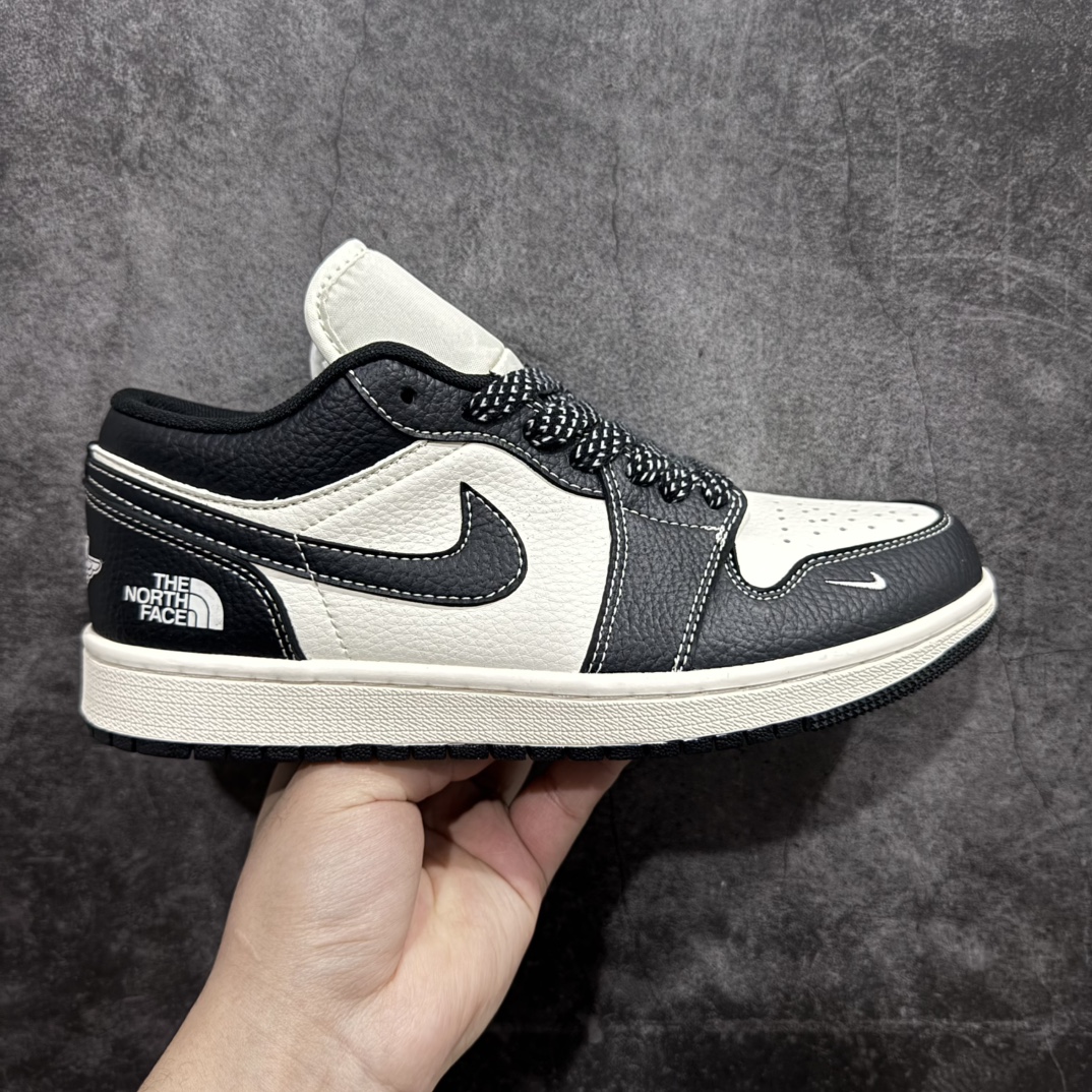 【定制版】Air Jordan 1 Retro Low x The North Face 米黑小钩n官方同步新色 原装级产物n拒绝公底 立体鞋型 细节完美 高清洁度购置公司同步原材料 原汁原味 忠于原版 货号：XX2418 018n码数：36 36.5 37.5 38 38.5 39 40 40.5 41 42 42.5 43 44 44.5 45 编码：CC280300-莆田鞋批发中心