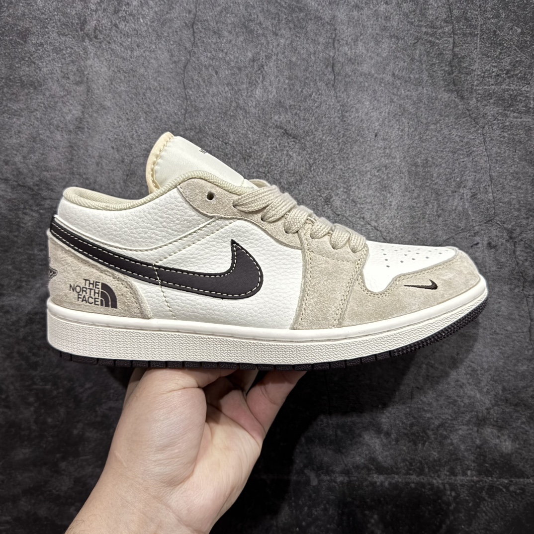 【定制版】Air Jordan 1 Retro Low x The North Face 米棕黑小钩n官方同步新色 原装级产物n拒绝公底 立体鞋型 细节完美 高清洁度购置公司同步原材料 原汁原味 忠于原版 货号：XX2417 017n码数：36 36.5 37.5 38 38.5 39 40 40.5 41 42 42.5 43 44 44.5 45 编码：HXS280300-莆田鞋批发中心