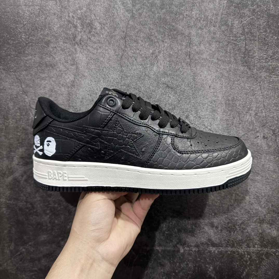 【纯原Y版】A BATHING APE STA  经典潮流 时尚板鞋 男女同款BAPE STA 是 Bape 旗下的一款运动鞋系列。BAPE STA 于 2002 年推出，该鞋款融合了 Bape 的品牌元素和风格，具有较高的辨识度。有各种丰富的颜色选择，满足不同消费者的喜好。Bape 作为著名的潮流品牌，BAPE STA 也带有浓厚的潮流感，受到许多潮流人士和明星的喜爱。对街头潮流文化产生了一定的影响。它不仅是一款运动鞋，更是潮流文化的一种象征。 尺码:36 36.5 37.5 38 38.5 40 40.5 41 42 42.5 43 44 44.5 45 46 编码：DF310330-莆田鞋批发中心